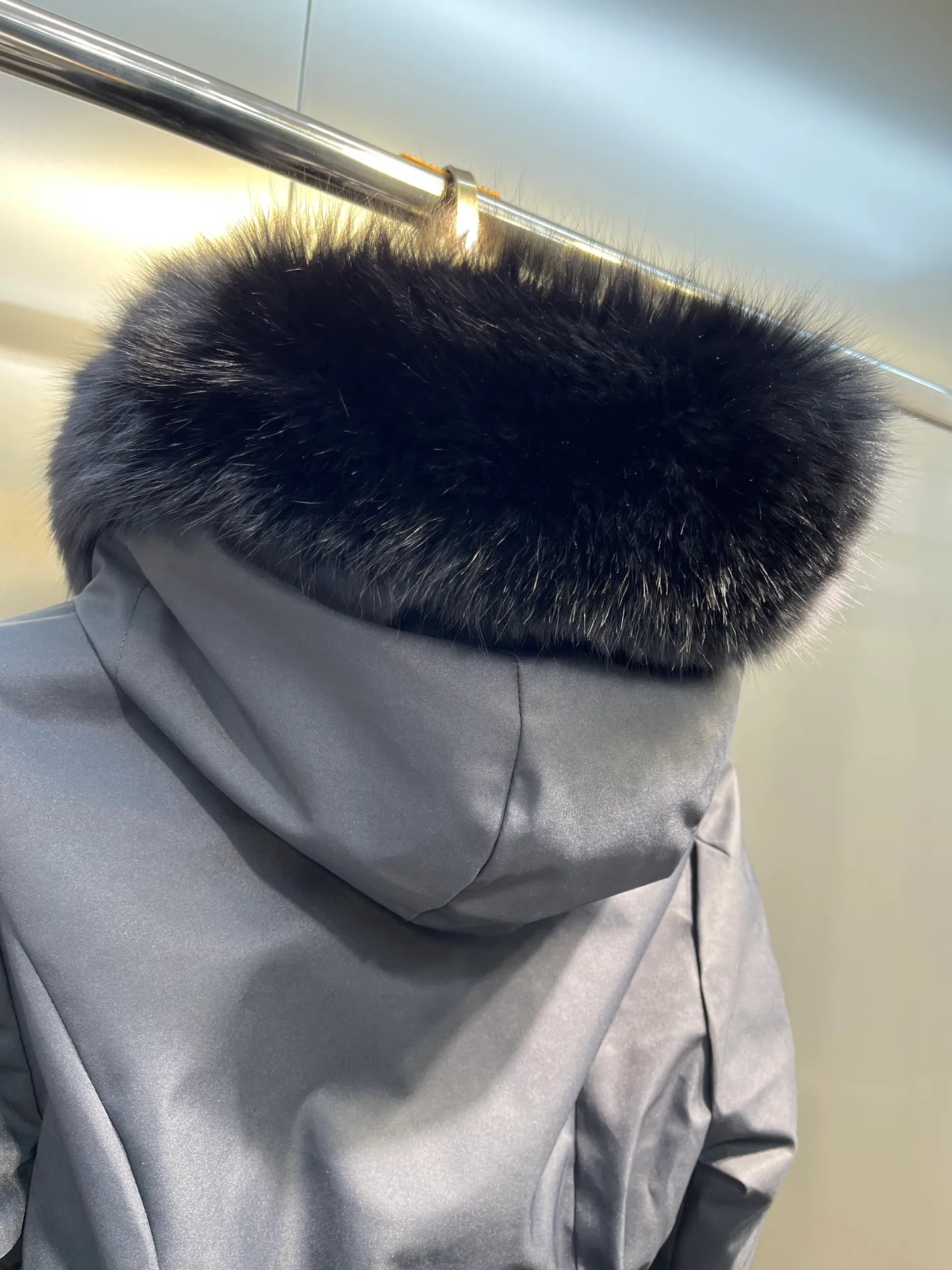 P1160 moncler 🌟Women's ski waisted short down jacket. The fabric is made of the original longue saison nylon material, and the fur collar is made of fox fur collar, which effectively blocks wind and rain and keeps the interior dry and comfortable. Comfortable and wind resistant. The inner filling is made of high-quality national standard 90 white goose down, which has light fluffiness and excellent thermal insulation performance. Quilting design, classic rectangular texture, a quilting process that can not only fix down to prevent it from running away, but is also an important decorative element. Stitching technology is very important, fine stitches can better lock the velvet. The internal label washing N is equipped with an anti-counterfeiting chip and a built-in sensor, which can verify the authenticity through a mobile phone. The fur collar is snap-detachable, and the hem and cuffs are adjustable with drawstrings. The waist is nipped in, and the hardware accessories are unified to restore the original zippers. YKK brand zippers are used for smoother and more durable buckles, windproof design ribs on the cuffs and hem, and adjustable drawstrings. Custom woven and dyed, no color difference from the original. Perfect restoration of ingenious craftsmanship, complete three standards, customized accessories Color: black Size: 0123