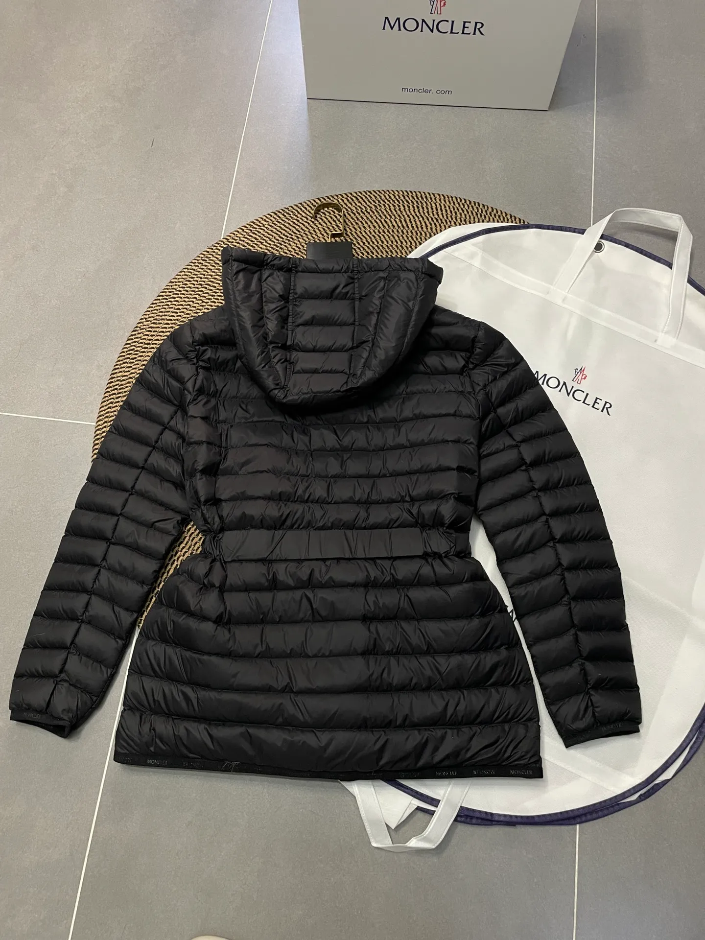 P720 2024 season new arrival 23Moncler OREDON women's mid-length slim belted goose down jacket. ✨Complete three standards, synchronized with counters ✨90 goose down filling ✨Slim-fitting design of the belt, not picky Sizes 0-3