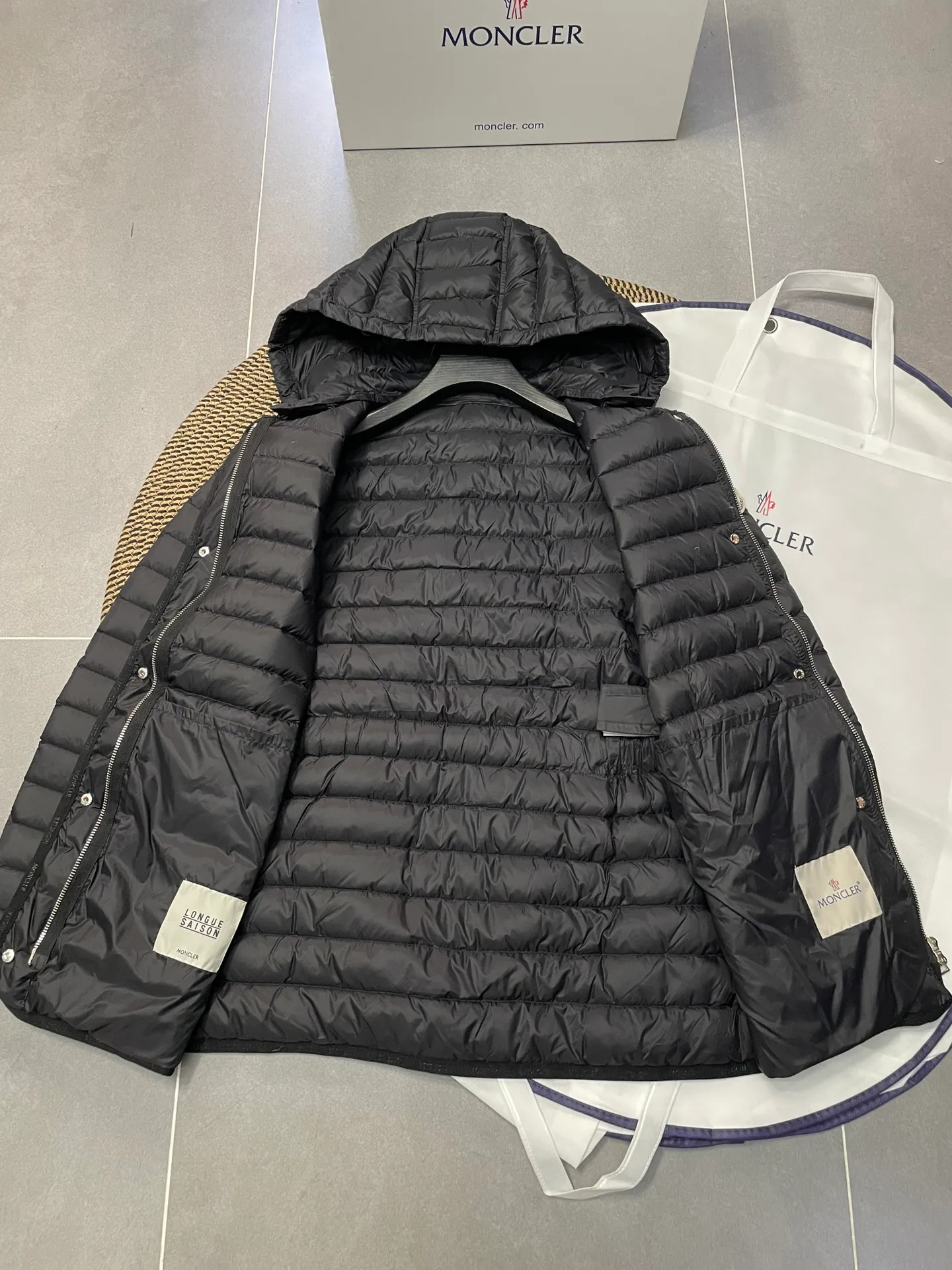 P720 2024 season new arrival 23Moncler OREDON women's mid-length slim belted goose down jacket. ✨Complete three standards, synchronized with counters ✨90 goose down filling ✨Slim-fitting design of the belt, not picky Sizes 0-3
