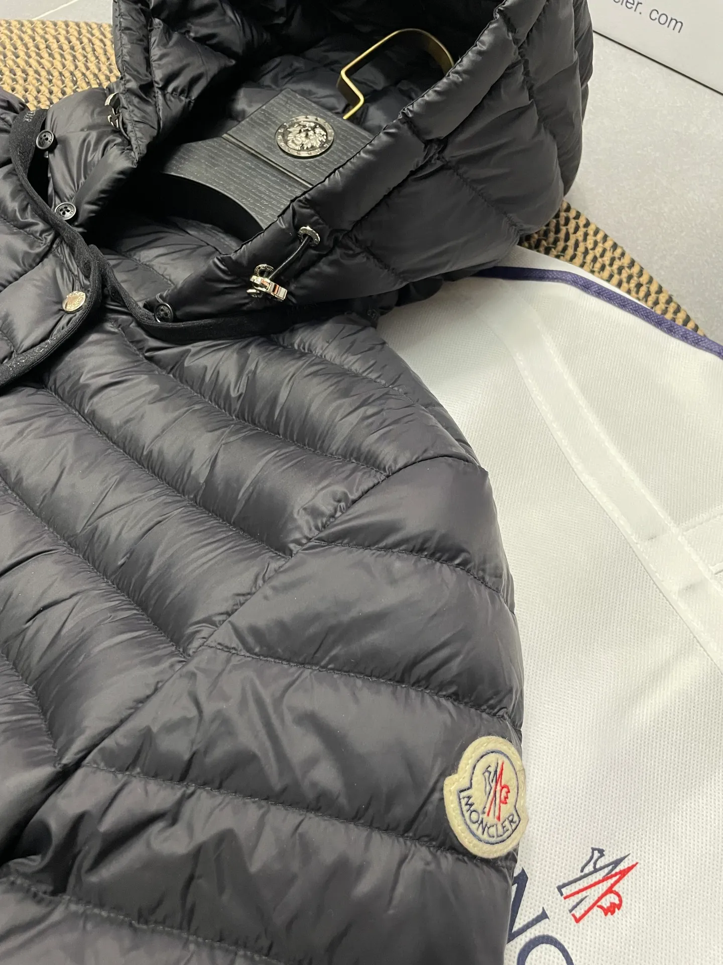 P720 2024 season new arrival 23Moncler OREDON women's mid-length slim belted goose down jacket. ✨Complete three standards, synchronized with counters ✨90 goose down filling ✨Slim-fitting design of the belt, not picky Sizes 0-3