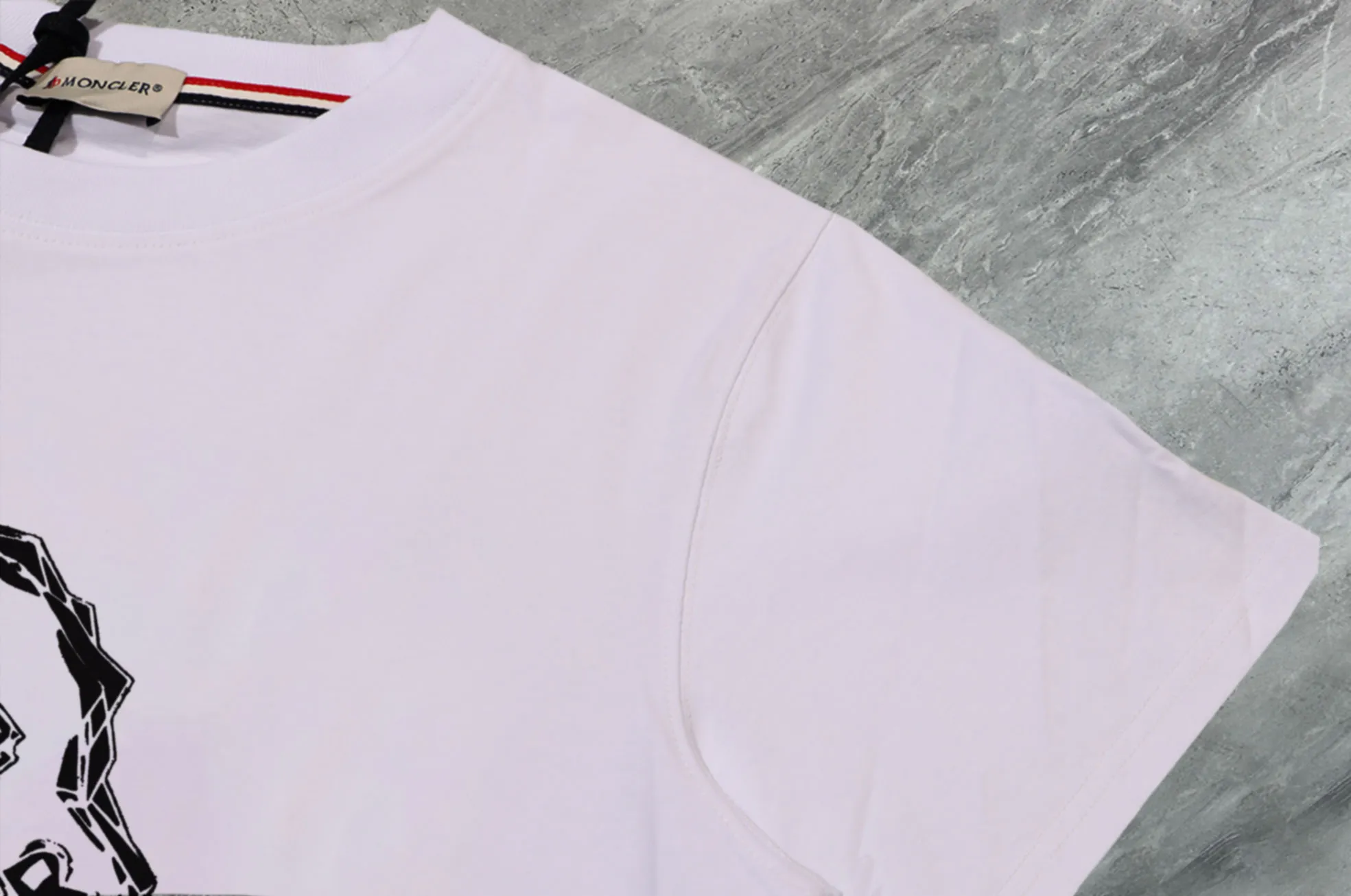 P140 💰Upgraded version "Mobile phone smart sensor ~ NFC chip armband ~ direct access to the official website for anti-counterfeiting" "Moncler ~ Mouth Mouth" 2025 new high-quality round neck short-sleeved T-shirt. The cuffs have imported embroidered labels. Customized dyeing, very comfortable to touch. Super versatile and good-looking short-sleeved. Complete with three labels. Non-market ordinary version. Feel free to compare. Quality is absolutely guaranteed! ‼ First of all, this original fabric is all custom-woven with 32-count double yarn fabric, 250G, and the weight is the same‼ Fine workmanship, double waistcoat method, double waistcoat method, double waistcoat method makes the whole dress more three-dimensional, which is not a craft that ordinary T-shirts can achieve🤪 Size: S-M-L-XL-2XL Color: black, white, apricot, same style for men and women