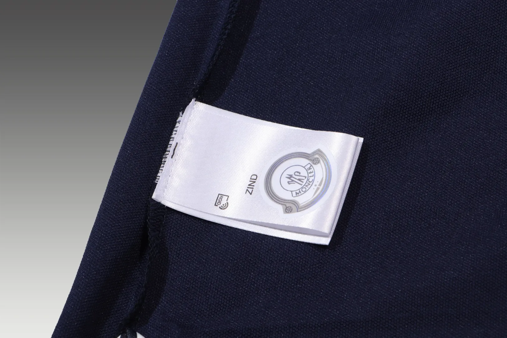P190 Complete with three standards] MONCLER~ MONCLER 2024 summer new high-quality lapel short-sleeved POLO shirt, counter-customized fabric, high breathability and comfort, impeccable details, brand element design concept, reflecting high quality. It feels delicate and soft! It presents a casual cut and the upper body shape is great! The chest is filled with three-dimensional embroidery of the brand LOGO to highlight quality and luxury. Color: black/white Size: M~3XL