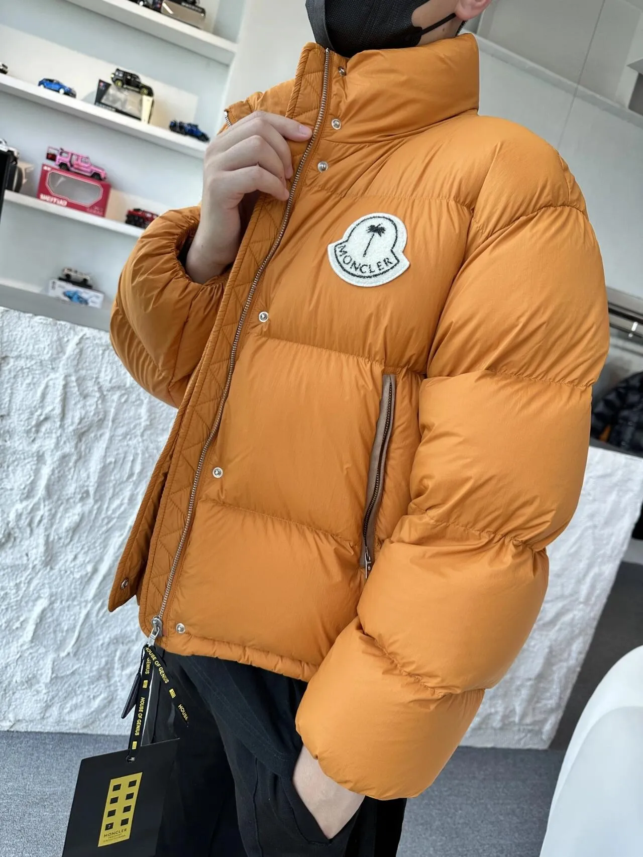 P1580 Meng Mouth Angels joint limited edition large label down jacket #Monger Full of American retro style! ⚠️Short style with small stand-up collar, waterproof and anti-fouling fabric, 95 white duck down filling, the upper body is not heavy and warm, classic and timeless! On the chest is the joint logo of the two major brands, which is very special. Another design point is the zippers on the left and right sides, which are stitched with leather, which is very textured! If you look closely, you can see that even the steel seal on the zipper is the joint logo of the two brands. The whole thing is really full of sincerity!  SIZE:1# 2# 3# 4# 5# 6# [Details attached are size chart]