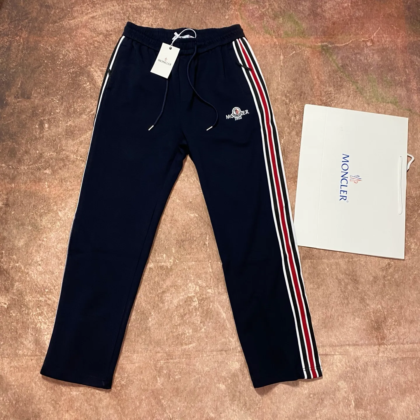 P280 moncler autumn and winter new cupro modal air layer spring and summer casual pants. Customized fabrics with excellent comfort, strong touch, high recognition, perfect appearance and craftsmanship. 100% imported fabrics are carefully made, soft and comfortable, skin-friendly and breathable. They are comfortable pants for home and going out. Just wear a T-shirt Polo and you can go out~ Color: Navy Blue Size 46/48/50/52