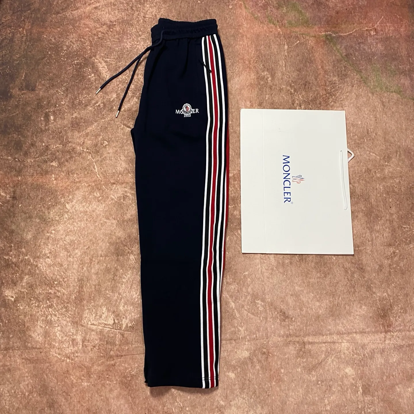P280 moncler autumn and winter new cupro modal air layer spring and summer casual pants. Customized fabrics with excellent comfort, strong touch, high recognition, perfect appearance and craftsmanship. 100% imported fabrics are carefully made, soft and comfortable, skin-friendly and breathable. They are comfortable pants for home and going out. Just wear a T-shirt Polo and you can go out~ Color: Navy Blue Size 46/48/50/52