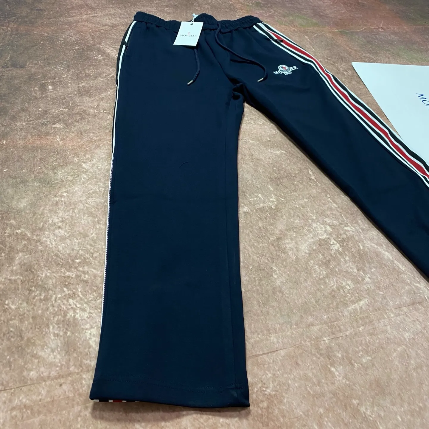 P280 moncler autumn and winter new cupro modal air layer spring and summer casual pants. Customized fabrics with excellent comfort, strong touch, high recognition, perfect appearance and craftsmanship. 100% imported fabrics are carefully made, soft and comfortable, skin-friendly and breathable. They are comfortable pants for home and going out. Just wear a T-shirt Polo and you can go out~ Color: Navy Blue Size 46/48/50/52