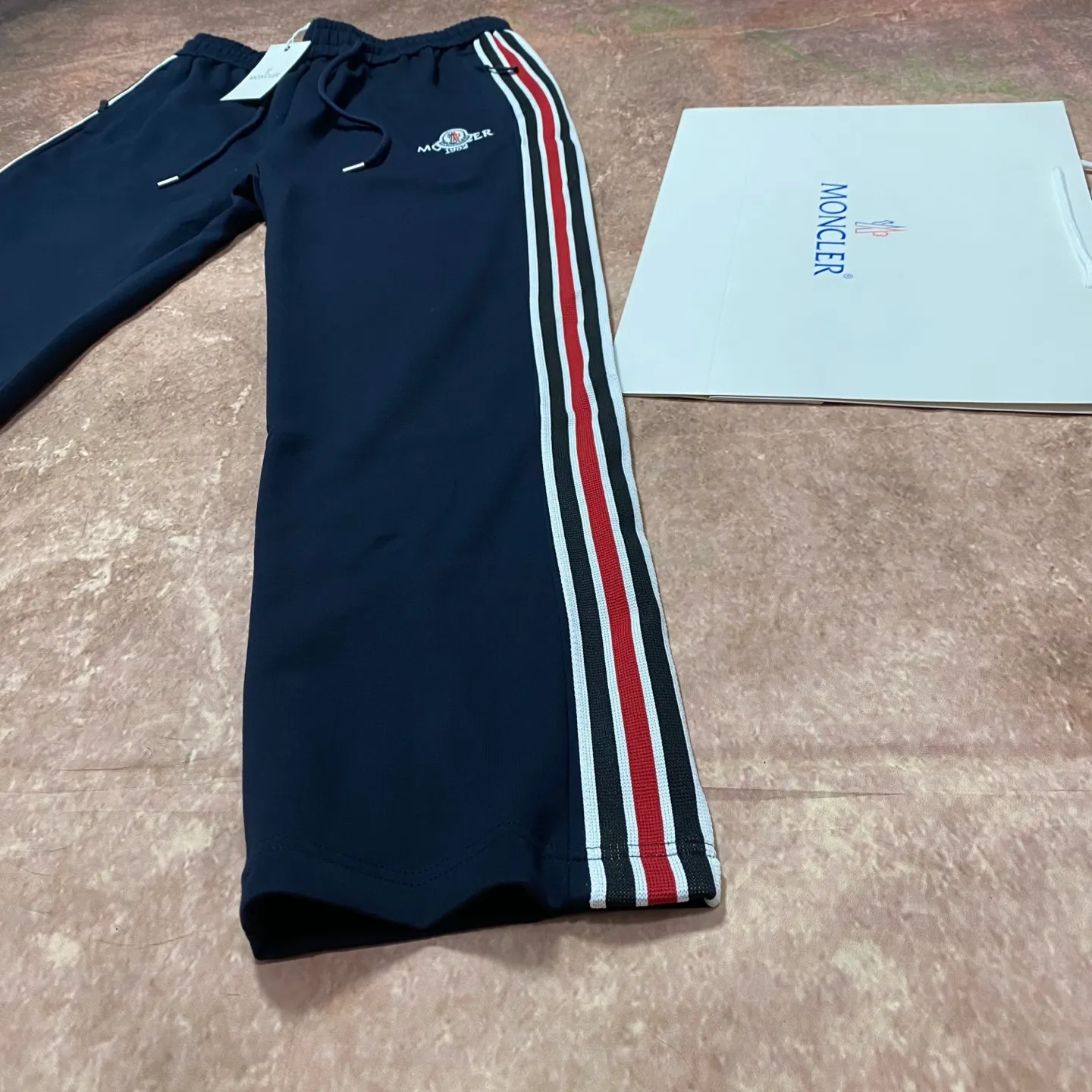 P280 moncler autumn and winter new cupro modal air layer spring and summer casual pants. Customized fabrics with excellent comfort, strong touch, high recognition, perfect appearance and craftsmanship. 100% imported fabrics are carefully made, soft and comfortable, skin-friendly and breathable. They are comfortable pants for home and going out. Just wear a T-shirt Polo and you can go out~ Color: Navy Blue Size 46/48/50/52