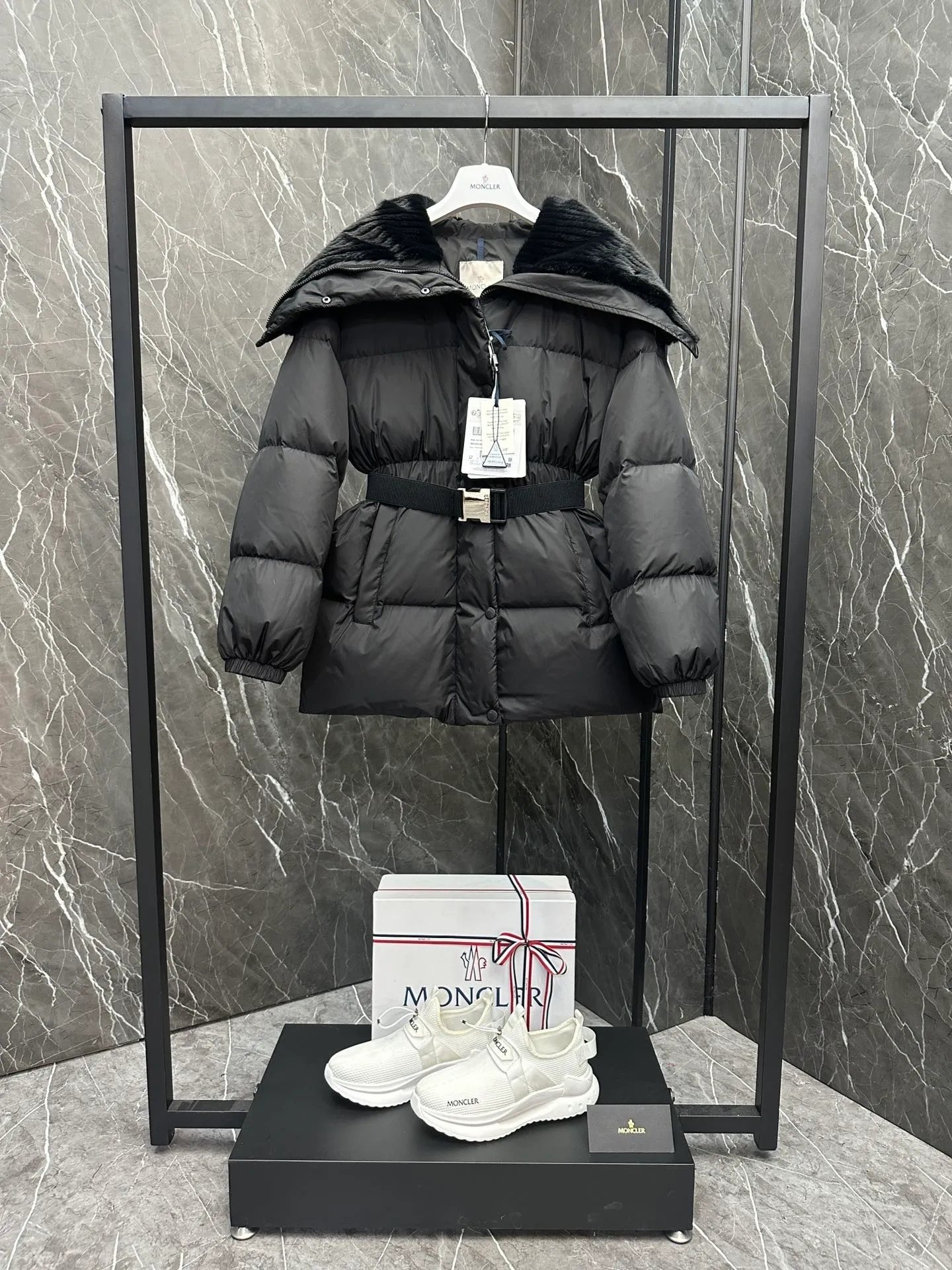 P880 Special down ⬆️Moncler Brasseurs women's short down jacket. Filled with goose down. The barcode model number is consistent with the official website. 2024 new hanging tag. The hanging tag has built-in NFC electronic induction anti-counterfeiting. Supports multiple anti-counterfeiting verification. The factory comes standard with a full set of counter gift box packaging🎁. Different from the random versions on the market. The Brasseurs short down jacket is dynamic and elegant, highlighting the aesthetic style of the Moncler women's series.  Brasseurs down jackets are made from nylon, a silky fabric that's functional. Designed in a cropped silhouette, it features a gorgeous synthetic collar and a double closure for extra protection. It features a belt for a flattering silhouette perfect for everyday wear. Details •Made from nylon •Polyester lining •Down filling •Synthetic collar •Zip and snap fastening •Zip pockets •Removable elastic waistband •Elastic waistband and cuffs •Embroidered logo patch Size: 0-3