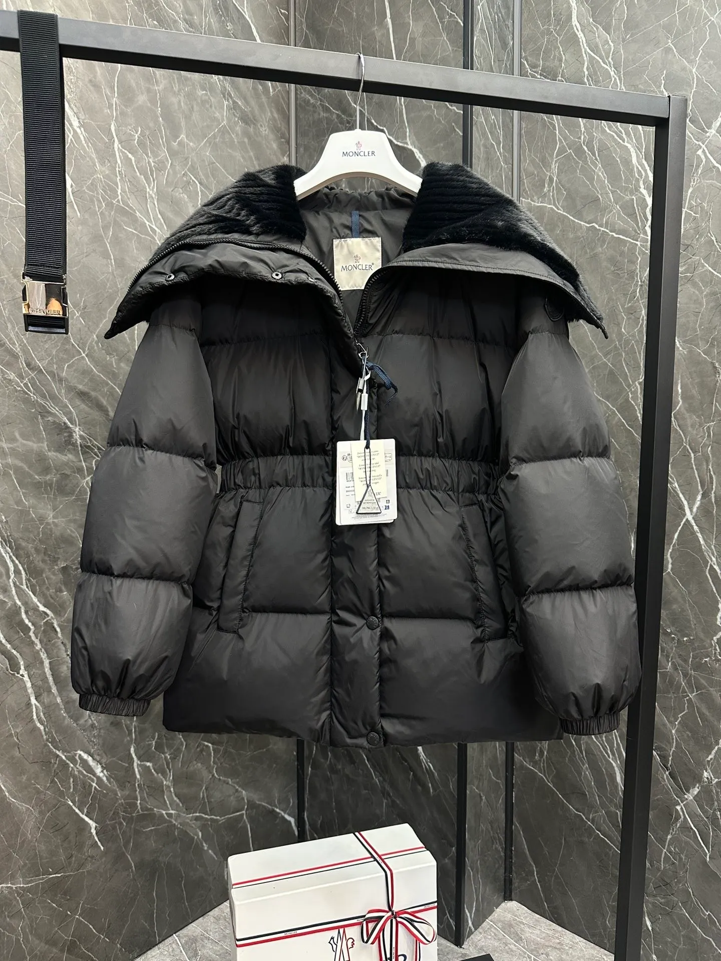 P880 Special down ⬆️Moncler Brasseurs women's short down jacket. Filled with goose down. The barcode model number is consistent with the official website. 2024 new hanging tag. The hanging tag has built-in NFC electronic induction anti-counterfeiting. Supports multiple anti-counterfeiting verification. The factory comes standard with a full set of counter gift box packaging🎁. Different from the random versions on the market. The Brasseurs short down jacket is dynamic and elegant, highlighting the aesthetic style of the Moncler women's series.  Brasseurs down jackets are made from nylon, a silky fabric that's functional. Designed in a cropped silhouette, it features a gorgeous synthetic collar and a double closure for extra protection. It features a belt for a flattering silhouette perfect for everyday wear. Details •Made from nylon •Polyester lining •Down filling •Synthetic collar •Zip and snap fastening •Zip pockets •Removable elastic waistband •Elastic waistband and cuffs •Embroidered logo patch Size: 0-3