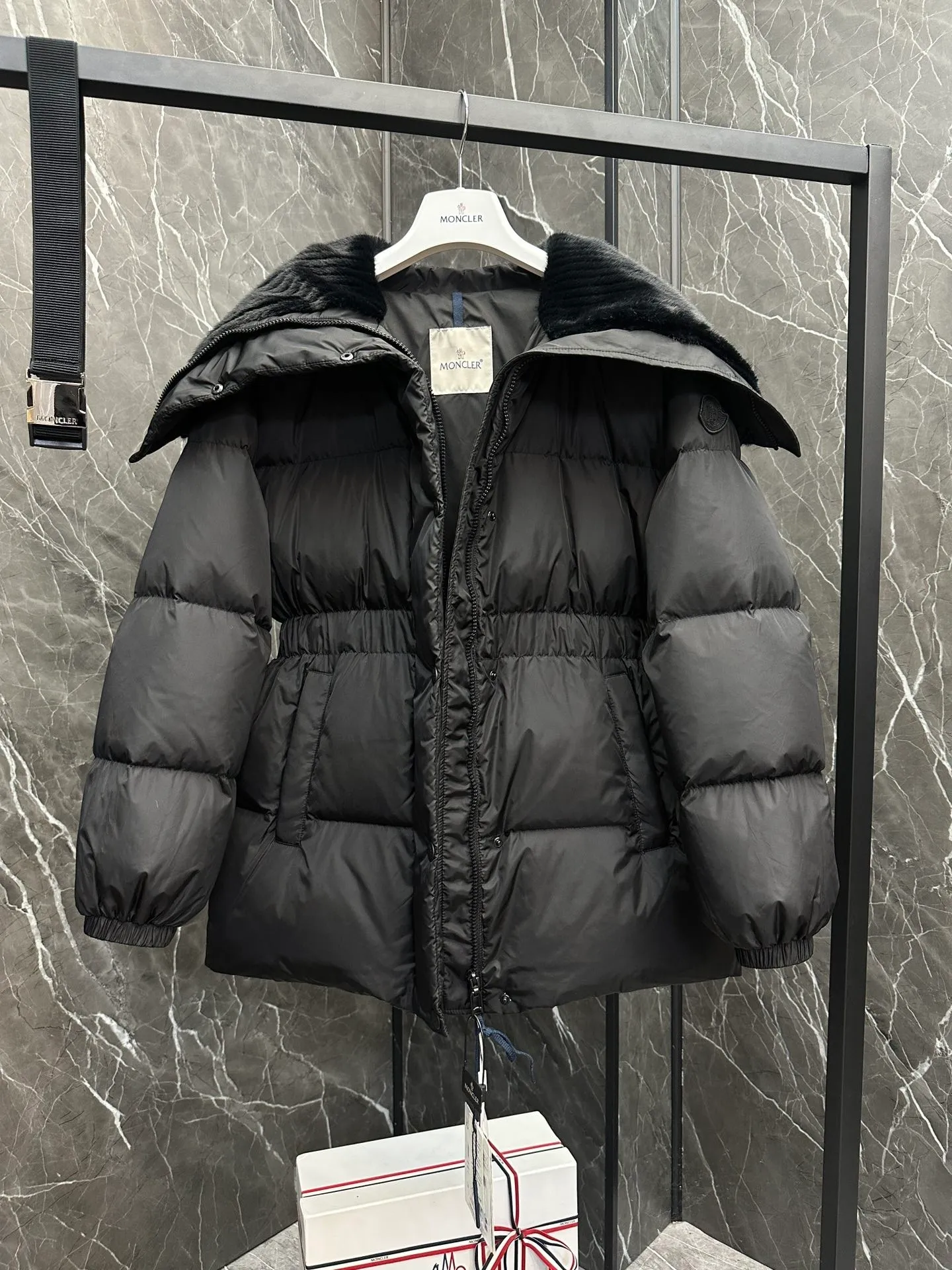 P880 Special down ⬆️Moncler Brasseurs women's short down jacket. Filled with goose down. The barcode model number is consistent with the official website. 2024 new hanging tag. The hanging tag has built-in NFC electronic induction anti-counterfeiting. Supports multiple anti-counterfeiting verification. The factory comes standard with a full set of counter gift box packaging🎁. Different from the random versions on the market. The Brasseurs short down jacket is dynamic and elegant, highlighting the aesthetic style of the Moncler women's series.  Brasseurs down jackets are made from nylon, a silky fabric that's functional. Designed in a cropped silhouette, it features a gorgeous synthetic collar and a double closure for extra protection. It features a belt for a flattering silhouette perfect for everyday wear. Details •Made from nylon •Polyester lining •Down filling •Synthetic collar •Zip and snap fastening •Zip pockets •Removable elastic waistband •Elastic waistband and cuffs •Embroidered logo patch Size: 0-3
