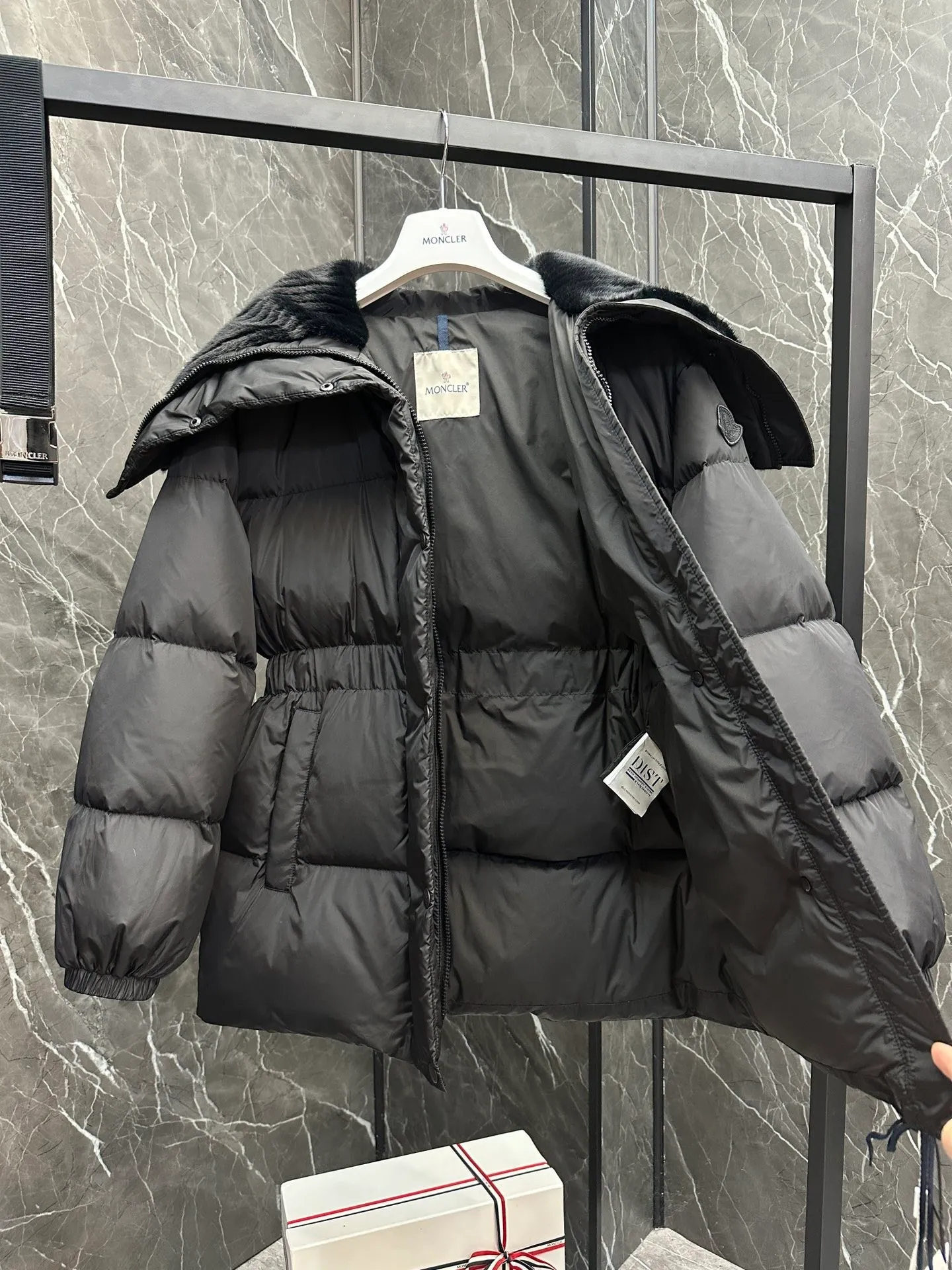 P880 Special down ⬆️Moncler Brasseurs women's short down jacket. Filled with goose down. The barcode model number is consistent with the official website. 2024 new hanging tag. The hanging tag has built-in NFC electronic induction anti-counterfeiting. Supports multiple anti-counterfeiting verification. The factory comes standard with a full set of counter gift box packaging🎁. Different from the random versions on the market. The Brasseurs short down jacket is dynamic and elegant, highlighting the aesthetic style of the Moncler women's series.  Brasseurs down jackets are made from nylon, a silky fabric that's functional. Designed in a cropped silhouette, it features a gorgeous synthetic collar and a double closure for extra protection. It features a belt for a flattering silhouette perfect for everyday wear. Details •Made from nylon •Polyester lining •Down filling •Synthetic collar •Zip and snap fastening •Zip pockets •Removable elastic waistband •Elastic waistband and cuffs •Embroidered logo patch Size: 0-3