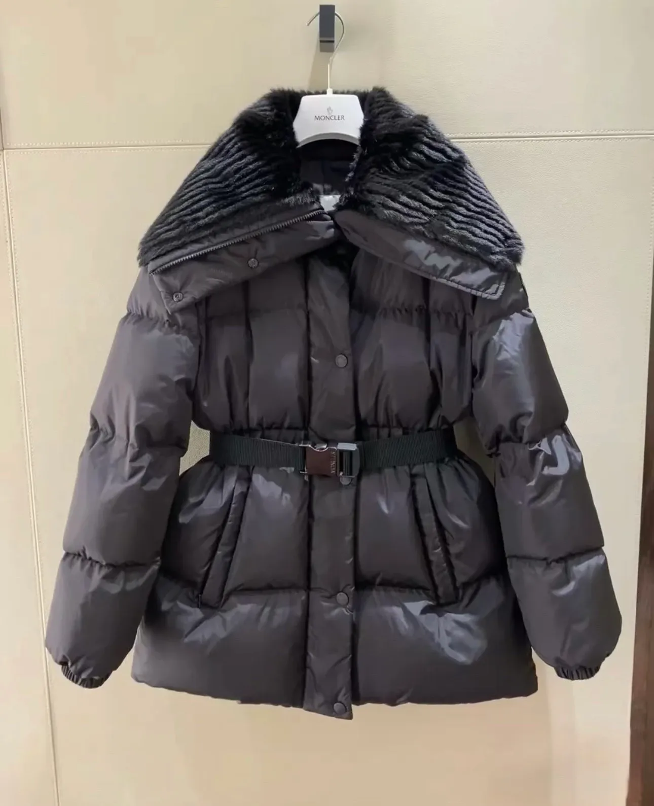 P880 Special down ⬆️Moncler Brasseurs women's short down jacket. Filled with goose down. The barcode model number is consistent with the official website. 2024 new hanging tag. The hanging tag has built-in NFC electronic induction anti-counterfeiting. Supports multiple anti-counterfeiting verification. The factory comes standard with a full set of counter gift box packaging🎁. Different from the random versions on the market. The Brasseurs short down jacket is dynamic and elegant, highlighting the aesthetic style of the Moncler women's series.  Brasseurs down jackets are made from nylon, a silky fabric that's functional. Designed in a cropped silhouette, it features a gorgeous synthetic collar and a double closure for extra protection. It features a belt for a flattering silhouette perfect for everyday wear. Details •Made from nylon •Polyester lining •Down filling •Synthetic collar •Zip and snap fastening •Zip pockets •Removable elastic waistband •Elastic waistband and cuffs •Embroidered logo patch Size: 0-3