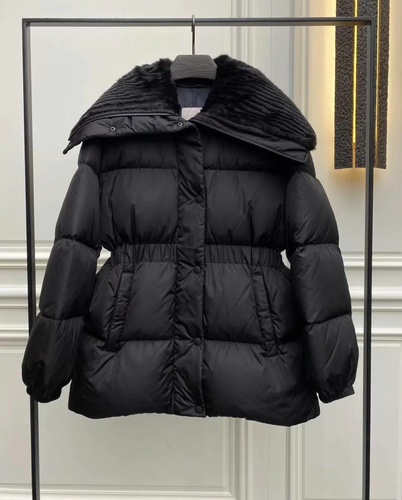 P880 Special down ⬆️Moncler Brasseurs women's short down jacket. Filled with goose down. The barcode model number is consistent with the official website. 2024 new hanging tag. The hanging tag has built-in NFC electronic induction anti-counterfeiting. Supports multiple anti-counterfeiting verification. The factory comes standard with a full set of counter gift box packaging🎁. Different from the random versions on the market. The Brasseurs short down jacket is dynamic and elegant, highlighting the aesthetic style of the Moncler women's series.  Brasseurs down jackets are made from nylon, a silky fabric that's functional. Designed in a cropped silhouette, it features a gorgeous synthetic collar and a double closure for extra protection. It features a belt for a flattering silhouette perfect for everyday wear. Details •Made from nylon •Polyester lining •Down filling •Synthetic collar •Zip and snap fastening •Zip pockets •Removable elastic waistband •Elastic waistband and cuffs •Embroidered logo patch Size: 0-3