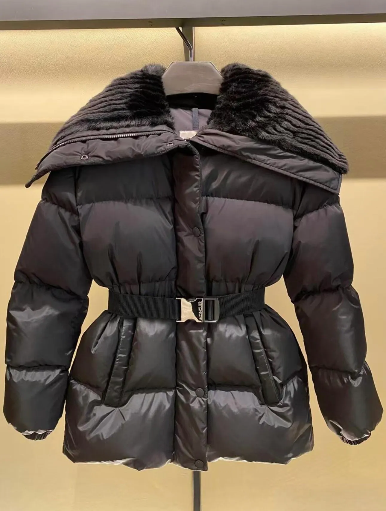 P880 Special down ⬆️Moncler Brasseurs women's short down jacket. Filled with goose down. The barcode model number is consistent with the official website. 2024 new hanging tag. The hanging tag has built-in NFC electronic induction anti-counterfeiting. Supports multiple anti-counterfeiting verification. The factory comes standard with a full set of counter gift box packaging🎁. Different from the random versions on the market. The Brasseurs short down jacket is dynamic and elegant, highlighting the aesthetic style of the Moncler women's series.  Brasseurs down jackets are made from nylon, a silky fabric that's functional. Designed in a cropped silhouette, it features a gorgeous synthetic collar and a double closure for extra protection. It features a belt for a flattering silhouette perfect for everyday wear. Details •Made from nylon •Polyester lining •Down filling •Synthetic collar •Zip and snap fastening •Zip pockets •Removable elastic waistband •Elastic waistband and cuffs •Embroidered logo patch Size: 0-3
