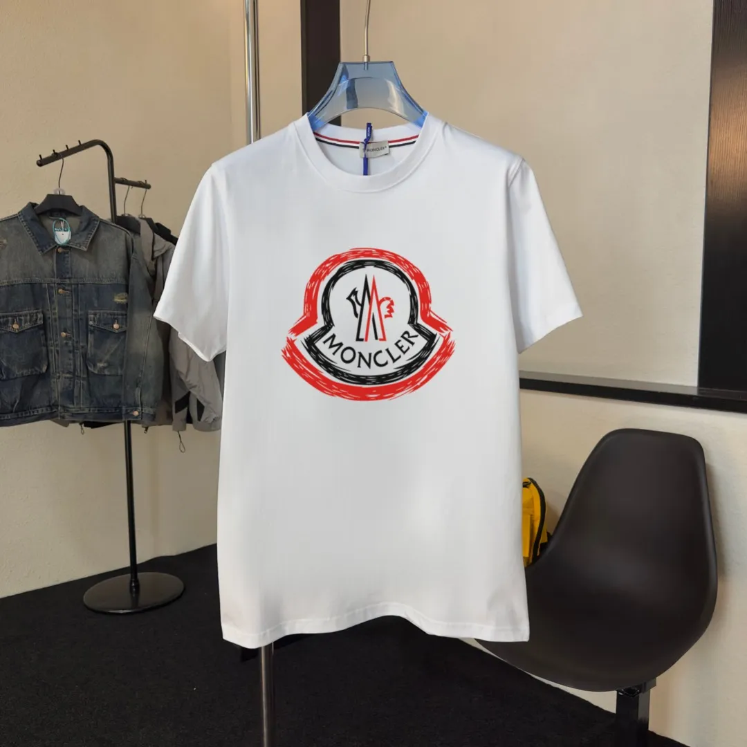 P140 💰Upgraded version "Mobile phone smart sensor ~ NFC chip armband ~ direct access to the official website for anti-counterfeiting" "Moncler ~ Mouth Mouth" 2025 new high-quality round neck short-sleeved T-shirt. The cuffs have imported embroidered labels. Customized dyeing, very comfortable to touch. Super versatile and good-looking short-sleeved. Complete with three labels. Non-market ordinary version. Feel free to compare. Quality is absolutely guaranteed! ‼ First of all, this original fabric is all custom-woven with 32-count double yarn fabric, 250G, and the weight is the same‼ Fine workmanship, double waistcoat method, double waistcoat method, double waistcoat method makes the whole dress more three-dimensional, which is not a craft that ordinary T-shirts can achieve🤪 Size: S-M-L-XL-2XL Color: black, white, apricot, same style for men and women