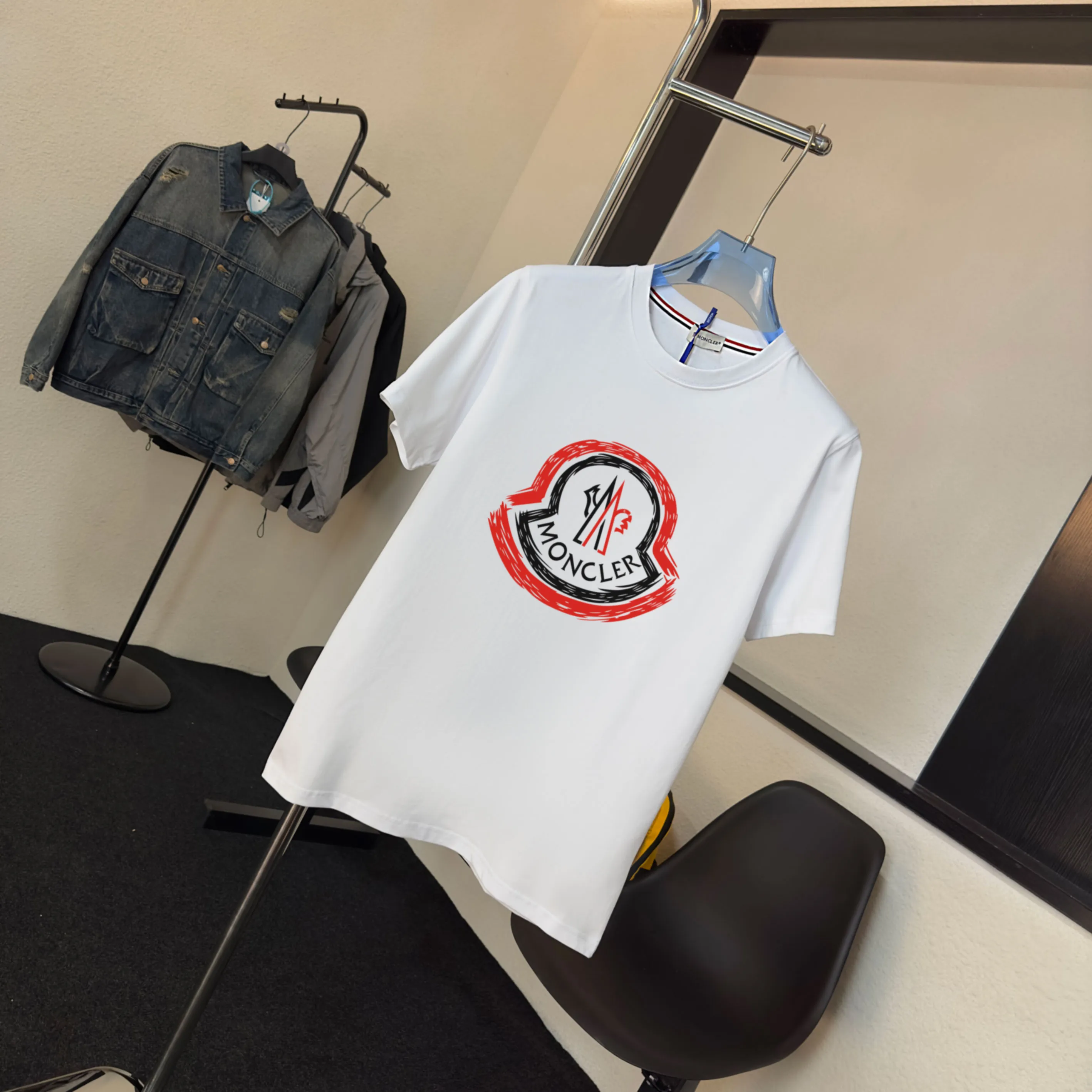 P140 💰Upgraded version "Mobile phone smart sensor ~ NFC chip armband ~ direct access to the official website for anti-counterfeiting" "Moncler ~ Mouth Mouth" 2025 new high-quality round neck short-sleeved T-shirt. The cuffs have imported embroidered labels. Customized dyeing, very comfortable to touch. Super versatile and good-looking short-sleeved. Complete with three labels. Non-market ordinary version. Feel free to compare. Quality is absolutely guaranteed! ‼ First of all, this original fabric is all custom-woven with 32-count double yarn fabric, 250G, and the weight is the same‼ Fine workmanship, double waistcoat method, double waistcoat method, double waistcoat method makes the whole dress more three-dimensional, which is not a craft that ordinary T-shirts can achieve🤪 Size: S-M-L-XL-2XL Color: black, white, apricot, same style for men and women