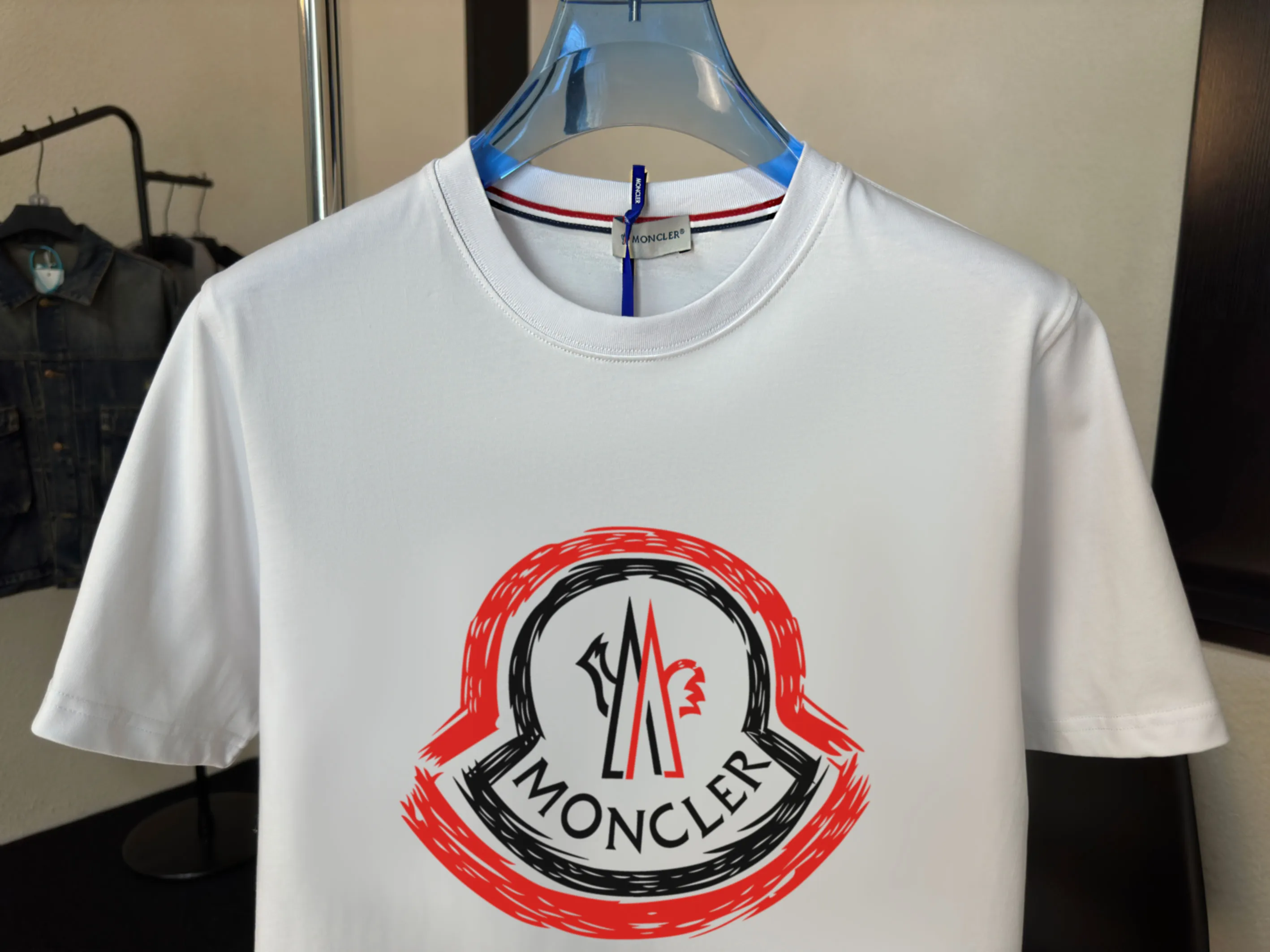 P140 💰Upgraded version "Mobile phone smart sensor ~ NFC chip armband ~ direct access to the official website for anti-counterfeiting" "Moncler ~ Mouth Mouth" 2025 new high-quality round neck short-sleeved T-shirt. The cuffs have imported embroidered labels. Customized dyeing, very comfortable to touch. Super versatile and good-looking short-sleeved. Complete with three labels. Non-market ordinary version. Feel free to compare. Quality is absolutely guaranteed! ‼ First of all, this original fabric is all custom-woven with 32-count double yarn fabric, 250G, and the weight is the same‼ Fine workmanship, double waistcoat method, double waistcoat method, double waistcoat method makes the whole dress more three-dimensional, which is not a craft that ordinary T-shirts can achieve🤪 Size: S-M-L-XL-2XL Color: black, white, apricot, same style for men and women