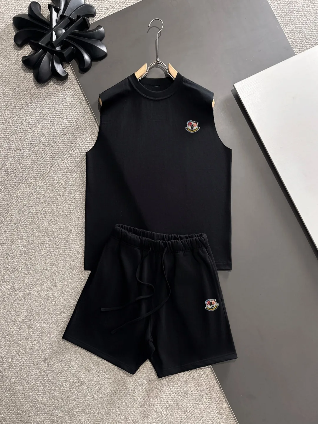 Next day shipping P460 MONCLER/Mongolian high quality 2025 spring and summer new casual heavy industry suit exclusively developed by yb! High quality production! Imported custom-made fabrics for foreign orders, with high breathability and comfort, impeccable details, brand element design concept, delicate and soft feel! It presents a casual cut and the upper body shape is great! On sale simultaneously on the official website! From a high-end men's positioning brand, the low-key luxury taste is irresistible! Exquisite workmanship and impeccable quality! The overall style is simple, fashionable and timeless, fully meeting the requirements of stylish and tasteful dressing! Size: S-XXL