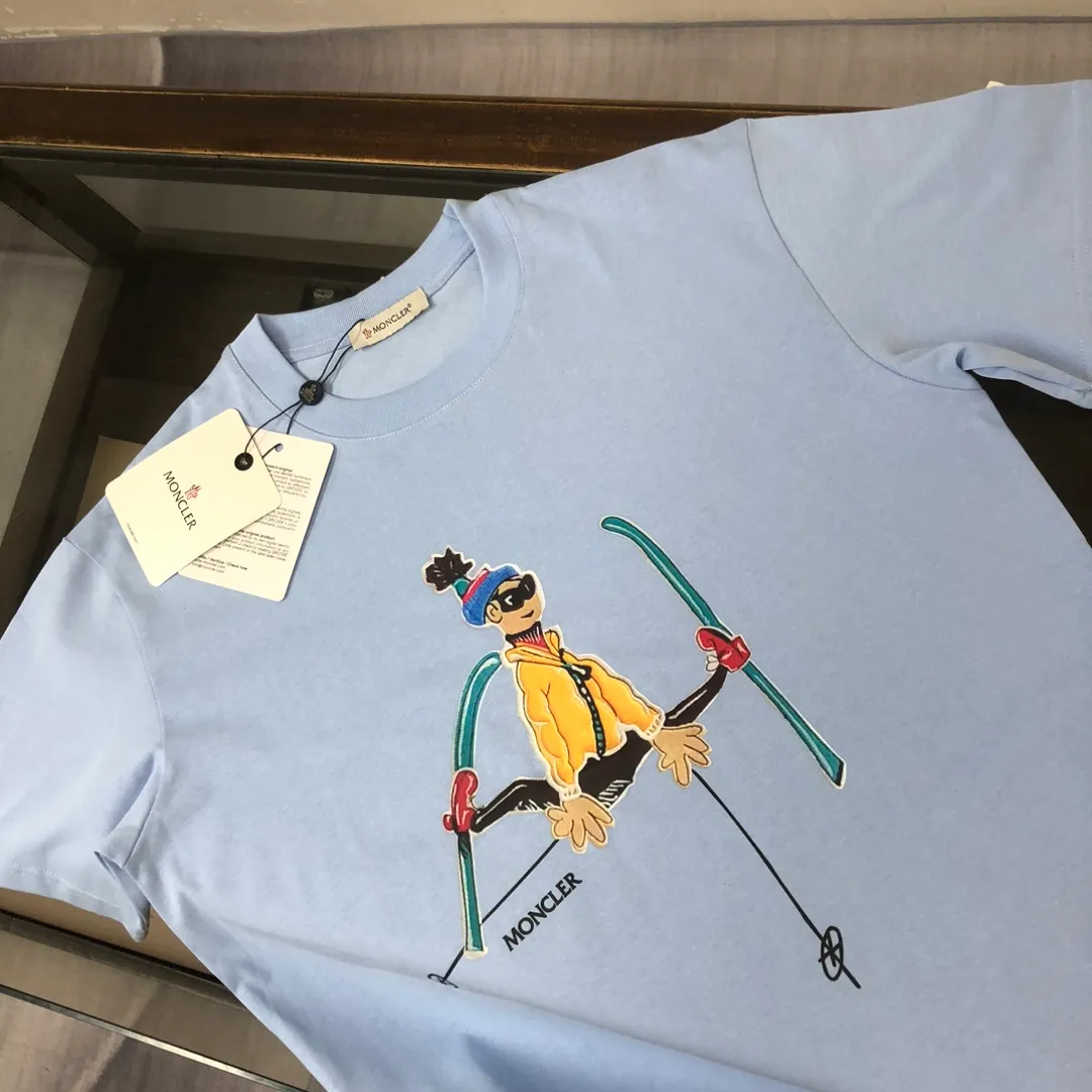 P160 Moncler 2025 new men's round neck short-sleeved couple T-shirt, new spring and summer product, high quality 🔥🔥Fashionable and versatile, customized imported fabrics! Comfortable to wear, breathable, fashionable without losing personality, the upper body is casual and casual, handsome and stylish, showing the temperament of a big brand. All three standards are complete! ! Color: Black, White, Brown, Sky Blue Size: S M L XL (Loose fit, please state your height and weight when placing an order)