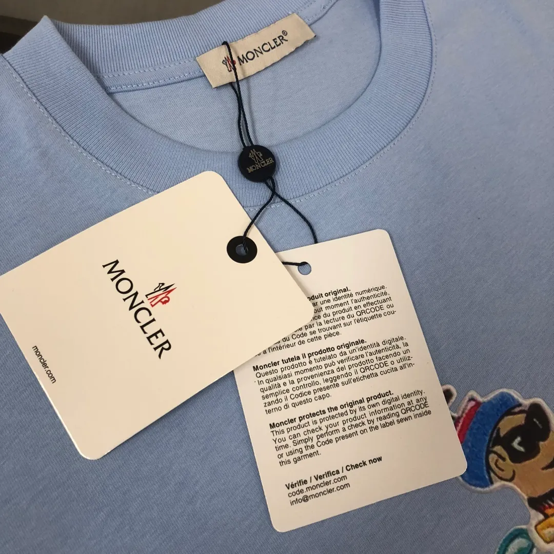 P160 Moncler 2025 new men's round neck short-sleeved couple T-shirt, new spring and summer product, high quality 🔥🔥Fashionable and versatile, customized imported fabrics! Comfortable to wear, breathable, fashionable without losing personality, the upper body is casual and casual, handsome and stylish, showing the temperament of a big brand. All three standards are complete! ! Color: Black, White, Brown, Sky Blue Size: S M L XL (Loose fit, please state your height and weight when placing an order)