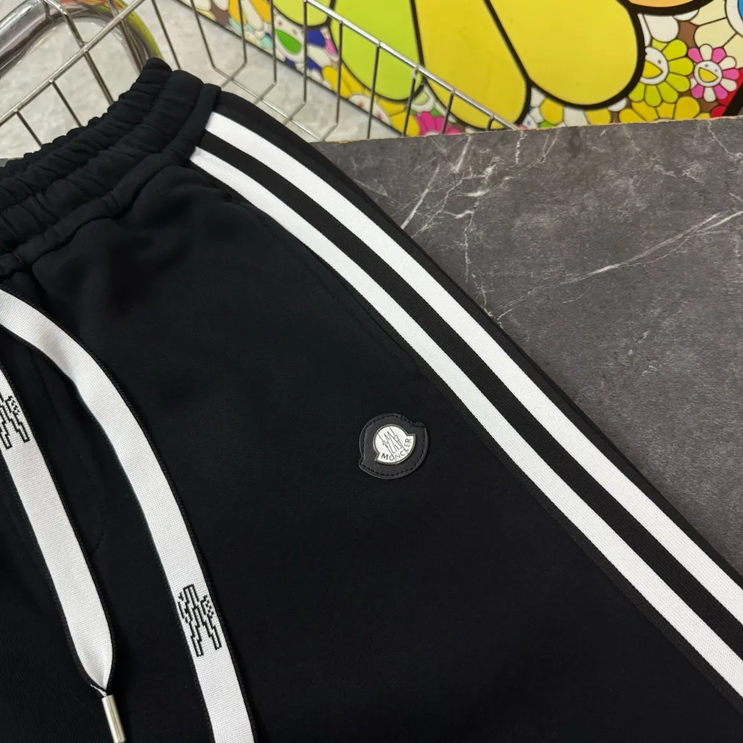 P210 Style No./z152 Moncler logo striped drawstring webbing straight-leg sweatpants MONCLER official website ZP synchronized new sweatpants. The fabric is made of 450g heavy double-ply double yarn composite fabric. Classic Mongolian iron logo ➕ printed webbing technology. Two-color classic pure cotton webbing on the side. Elastic drawstring waist design is full of flexibility. High version of inner hemming and wrapping. Perfect details. Loose version. Conscientious production. High temperature resistance. Will not fall off. Machine washable. Factory-made workmanship, bag strips with neat double-needle stitching, popular internet celebrity style, very popular, loose os version, can be worn up to 200 pounds, tag, hanging beads, washable, main seller, packaging, full set of accessories📦 All details are real shots without beauty filters, feel free to buy📷 Color: black size: S M L XL