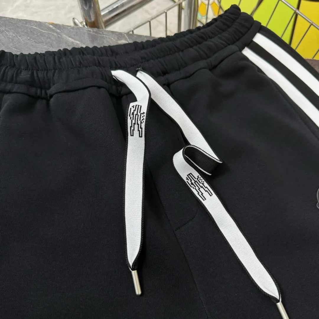 P210 Style No./z152 Moncler logo striped drawstring webbing straight-leg sweatpants MONCLER official website ZP synchronized new sweatpants. The fabric is made of 450g heavy double-ply double yarn composite fabric. Classic Mongolian iron logo ➕ printed webbing technology. Two-color classic pure cotton webbing on the side. Elastic drawstring waist design is full of flexibility. High version of inner hemming and wrapping. Perfect details. Loose version. Conscientious production. High temperature resistance. Will not fall off. Machine washable. Factory-made workmanship, bag strips with neat double-needle stitching, popular internet celebrity style, very popular, loose os version, can be worn up to 200 pounds, tag, hanging beads, washable, main seller, packaging, full set of accessories📦 All details are real shots without beauty filters, feel free to buy📷 Color: black size: S M L XL