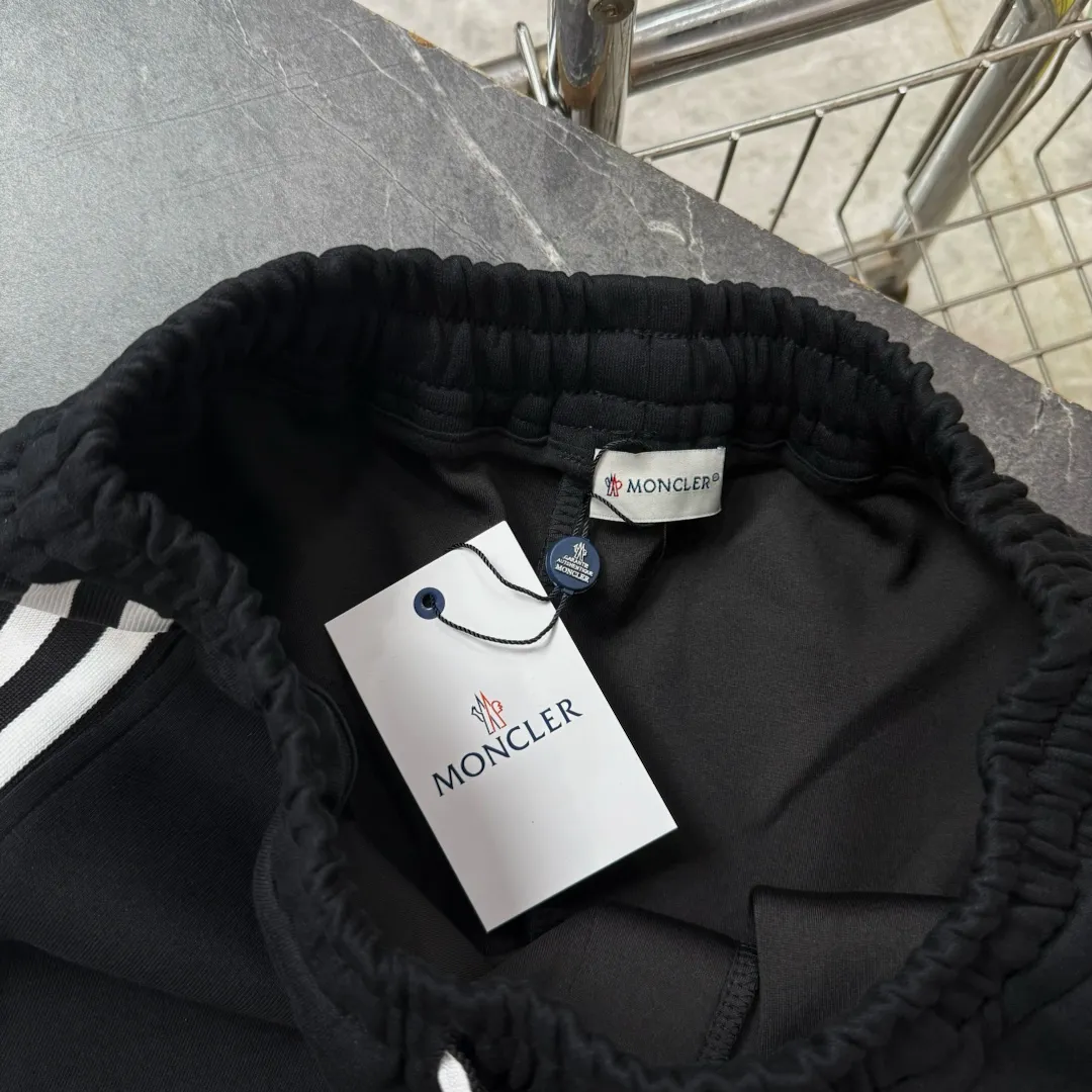 P210 Style No./z152 Moncler logo striped drawstring webbing straight-leg sweatpants MONCLER official website ZP synchronized new sweatpants. The fabric is made of 450g heavy double-ply double yarn composite fabric. Classic Mongolian iron logo ➕ printed webbing technology. Two-color classic pure cotton webbing on the side. Elastic drawstring waist design is full of flexibility. High version of inner hemming and wrapping. Perfect details. Loose version. Conscientious production. High temperature resistance. Will not fall off. Machine washable. Factory-made workmanship, bag strips with neat double-needle stitching, popular internet celebrity style, very popular, loose os version, can be worn up to 200 pounds, tag, hanging beads, washable, main seller, packaging, full set of accessories📦 All details are real shots without beauty filters, feel free to buy📷 Color: black size: S M L XL