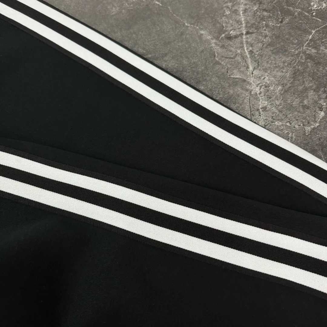 P210 Style No./z152 Moncler logo striped drawstring webbing straight-leg sweatpants MONCLER official website ZP synchronized new sweatpants. The fabric is made of 450g heavy double-ply double yarn composite fabric. Classic Mongolian iron logo ➕ printed webbing technology. Two-color classic pure cotton webbing on the side. Elastic drawstring waist design is full of flexibility. High version of inner hemming and wrapping. Perfect details. Loose version. Conscientious production. High temperature resistance. Will not fall off. Machine washable. Factory-made workmanship, bag strips with neat double-needle stitching, popular internet celebrity style, very popular, loose os version, can be worn up to 200 pounds, tag, hanging beads, washable, main seller, packaging, full set of accessories📦 All details are real shots without beauty filters, feel free to buy📷 Color: black size: S M L XL
