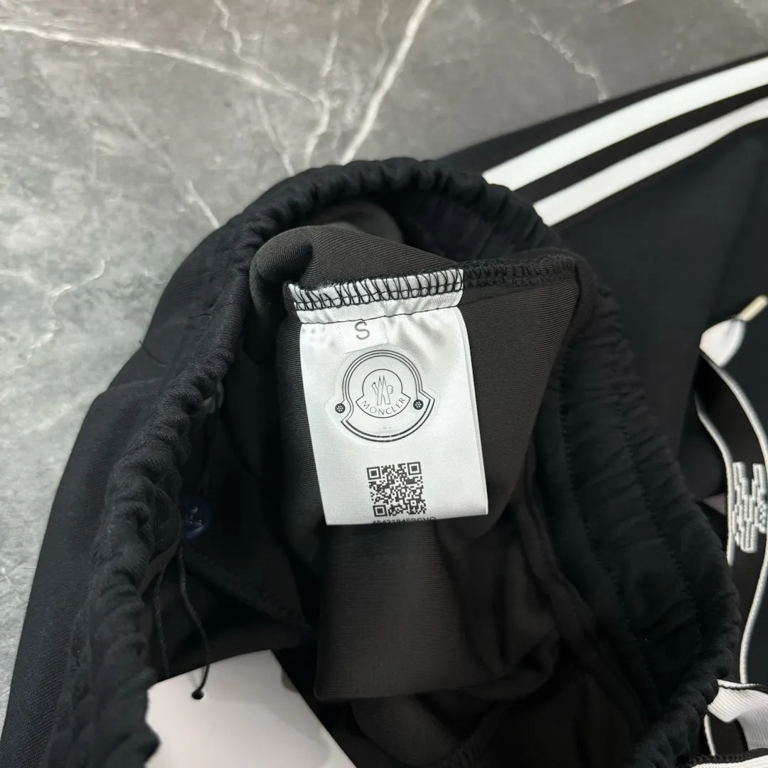P210 Style No./z152 Moncler logo striped drawstring webbing straight-leg sweatpants MONCLER official website ZP synchronized new sweatpants. The fabric is made of 450g heavy double-ply double yarn composite fabric. Classic Mongolian iron logo ➕ printed webbing technology. Two-color classic pure cotton webbing on the side. Elastic drawstring waist design is full of flexibility. High version of inner hemming and wrapping. Perfect details. Loose version. Conscientious production. High temperature resistance. Will not fall off. Machine washable. Factory-made workmanship, bag strips with neat double-needle stitching, popular internet celebrity style, very popular, loose os version, can be worn up to 200 pounds, tag, hanging beads, washable, main seller, packaging, full set of accessories📦 All details are real shots without beauty filters, feel free to buy📷 Color: black size: S M L XL