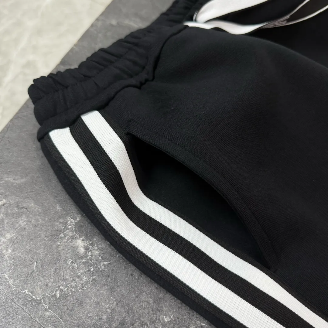 P210 Style No./z152 Moncler logo striped drawstring webbing straight-leg sweatpants MONCLER official website ZP synchronized new sweatpants. The fabric is made of 450g heavy double-ply double yarn composite fabric. Classic Mongolian iron logo ➕ printed webbing technology. Two-color classic pure cotton webbing on the side. Elastic drawstring waist design is full of flexibility. High version of inner hemming and wrapping. Perfect details. Loose version. Conscientious production. High temperature resistance. Will not fall off. Machine washable. Factory-made workmanship, bag strips with neat double-needle stitching, popular internet celebrity style, very popular, loose os version, can be worn up to 200 pounds, tag, hanging beads, washable, main seller, packaging, full set of accessories📦 All details are real shots without beauty filters, feel free to buy📷 Color: black size: S M L XL