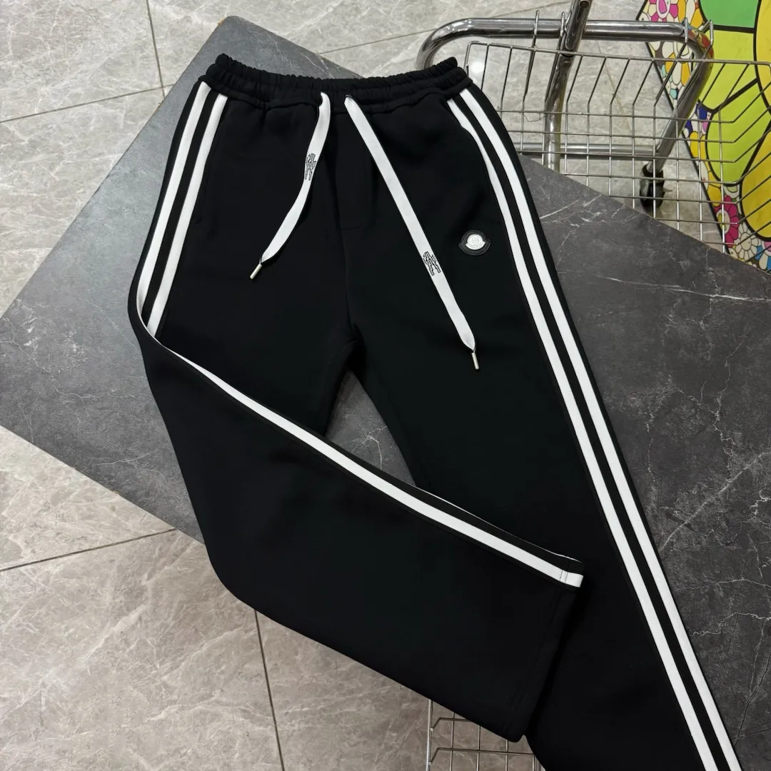 P210 Style No./z152 Moncler logo striped drawstring webbing straight-leg sweatpants MONCLER official website ZP synchronized new sweatpants. The fabric is made of 450g heavy double-ply double yarn composite fabric. Classic Mongolian iron logo ➕ printed webbing technology. Two-color classic pure cotton webbing on the side. Elastic drawstring waist design is full of flexibility. High version of inner hemming and wrapping. Perfect details. Loose version. Conscientious production. High temperature resistance. Will not fall off. Machine washable. Factory-made workmanship, bag strips with neat double-needle stitching, popular internet celebrity style, very popular, loose os version, can be worn up to 200 pounds, tag, hanging beads, washable, main seller, packaging, full set of accessories📦 All details are real shots without beauty filters, feel free to buy📷 Color: black size: S M L XL