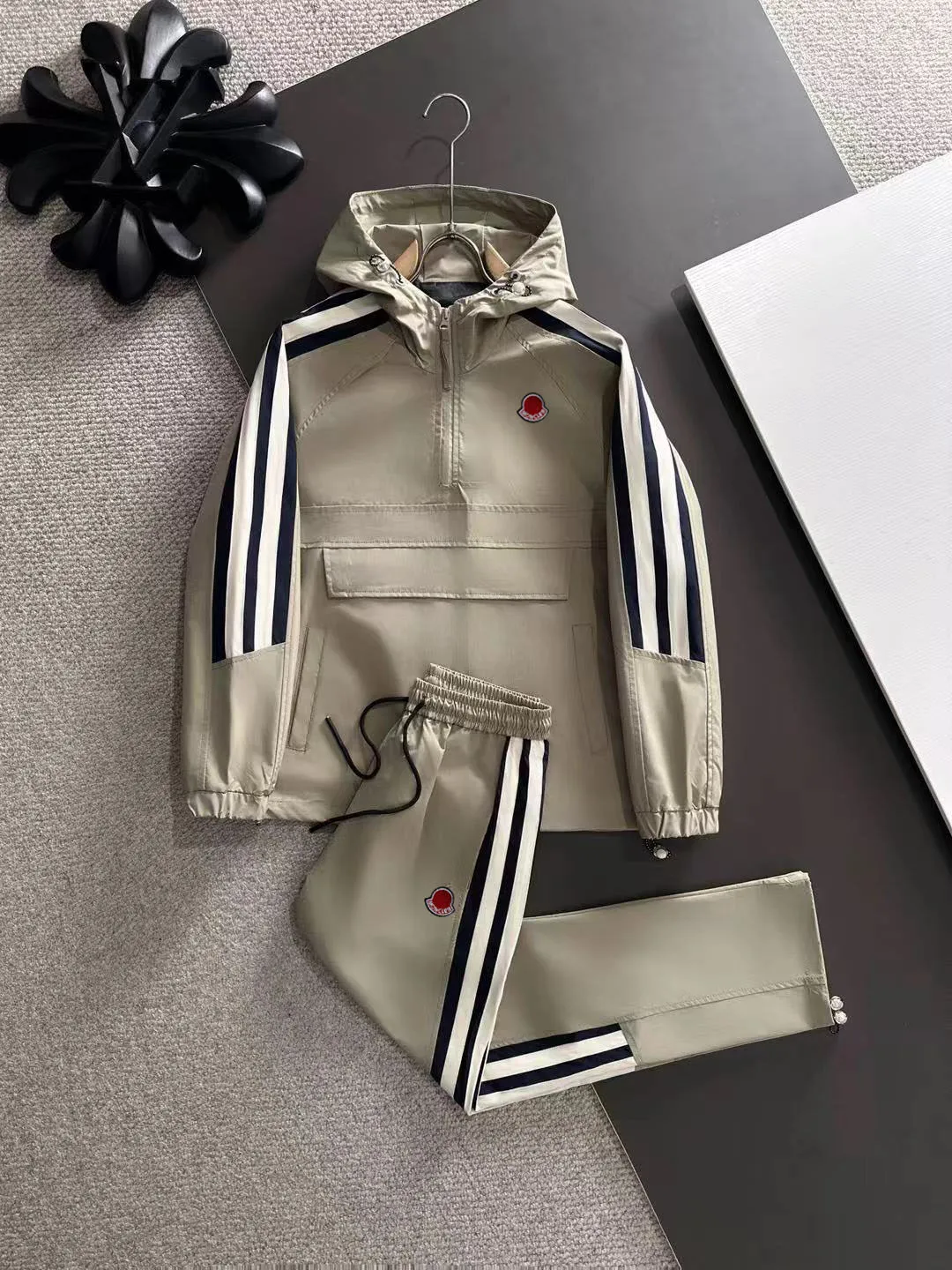 Next day shipping P720 MONCLER/Balenciaga high quality 2025 autumn and winter new casual heavy industry suit exclusively developed by yb! High quality production! The top version of the trading company channel order, external orders for imported custom fabrics, high breathability and comfort, impeccable details, absolutely worth buying! This type of suit is also a must-have for lazy people. You don’t have to think about how to match it, you can just get it in one set! Brand element design concept, delicate and soft feel! It presents a casual cut and the upper body shape is great! On sale simultaneously on the official website! From a high-end men's positioning brand, the low-key luxury taste is irresistible! Exquisite workmanship and impeccable quality! The overall style is simple, fashionable and timeless, fully meeting the requirements of stylish and tasteful dressing! Size: M to 5XL (or state your height and weight when placing an order)