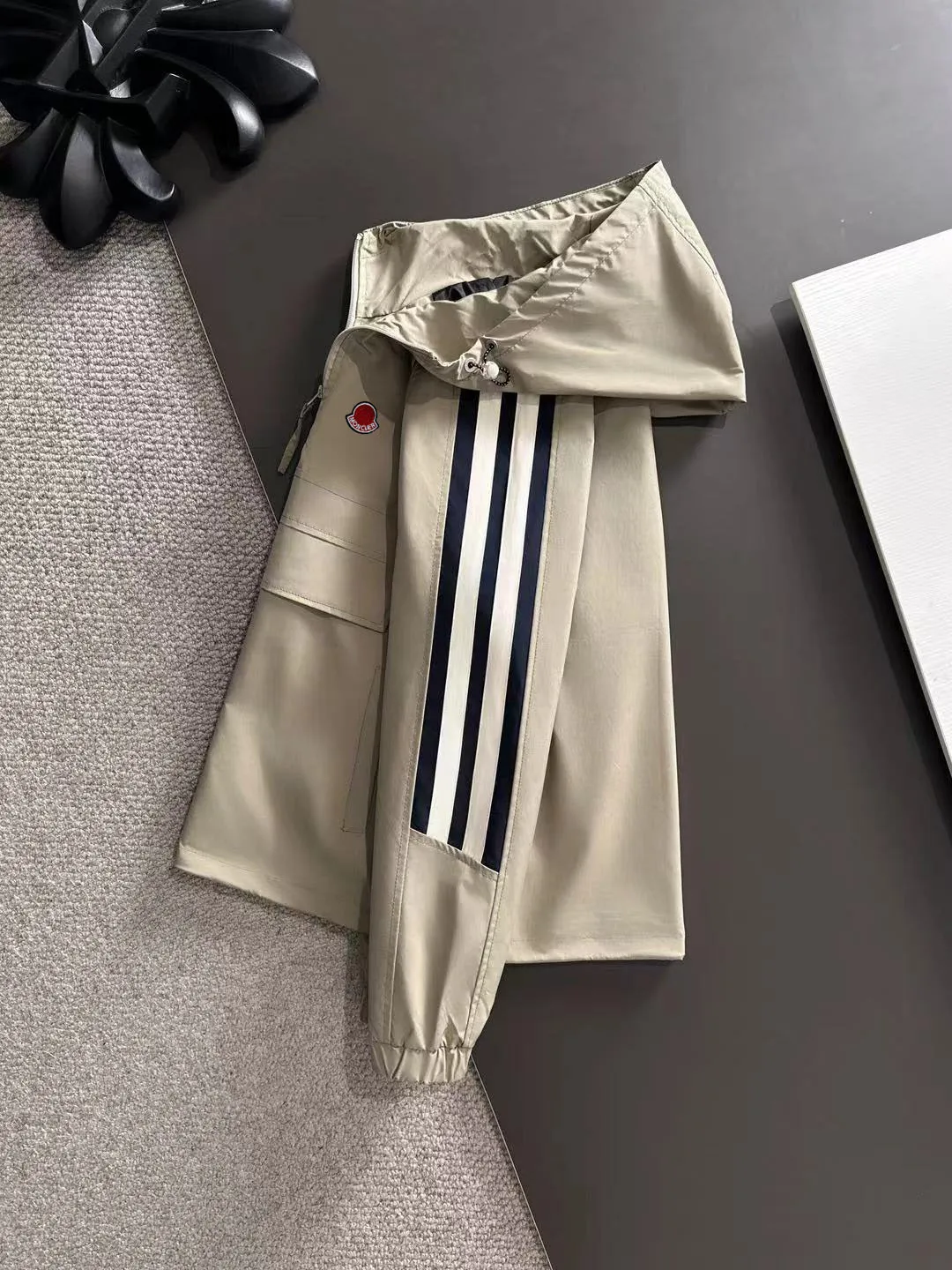 Next day shipping P720 MONCLER/Balenciaga high quality 2025 autumn and winter new casual heavy industry suit exclusively developed by yb! High quality production! The top version of the trading company channel order, external orders for imported custom fabrics, high breathability and comfort, impeccable details, absolutely worth buying! This type of suit is also a must-have for lazy people. You don’t have to think about how to match it, you can just get it in one set! Brand element design concept, delicate and soft feel! It presents a casual cut and the upper body shape is great! On sale simultaneously on the official website! From a high-end men's positioning brand, the low-key luxury taste is irresistible! Exquisite workmanship and impeccable quality! The overall style is simple, fashionable and timeless, fully meeting the requirements of stylish and tasteful dressing! Size: M to 5XL (or state your height and weight when placing an order)