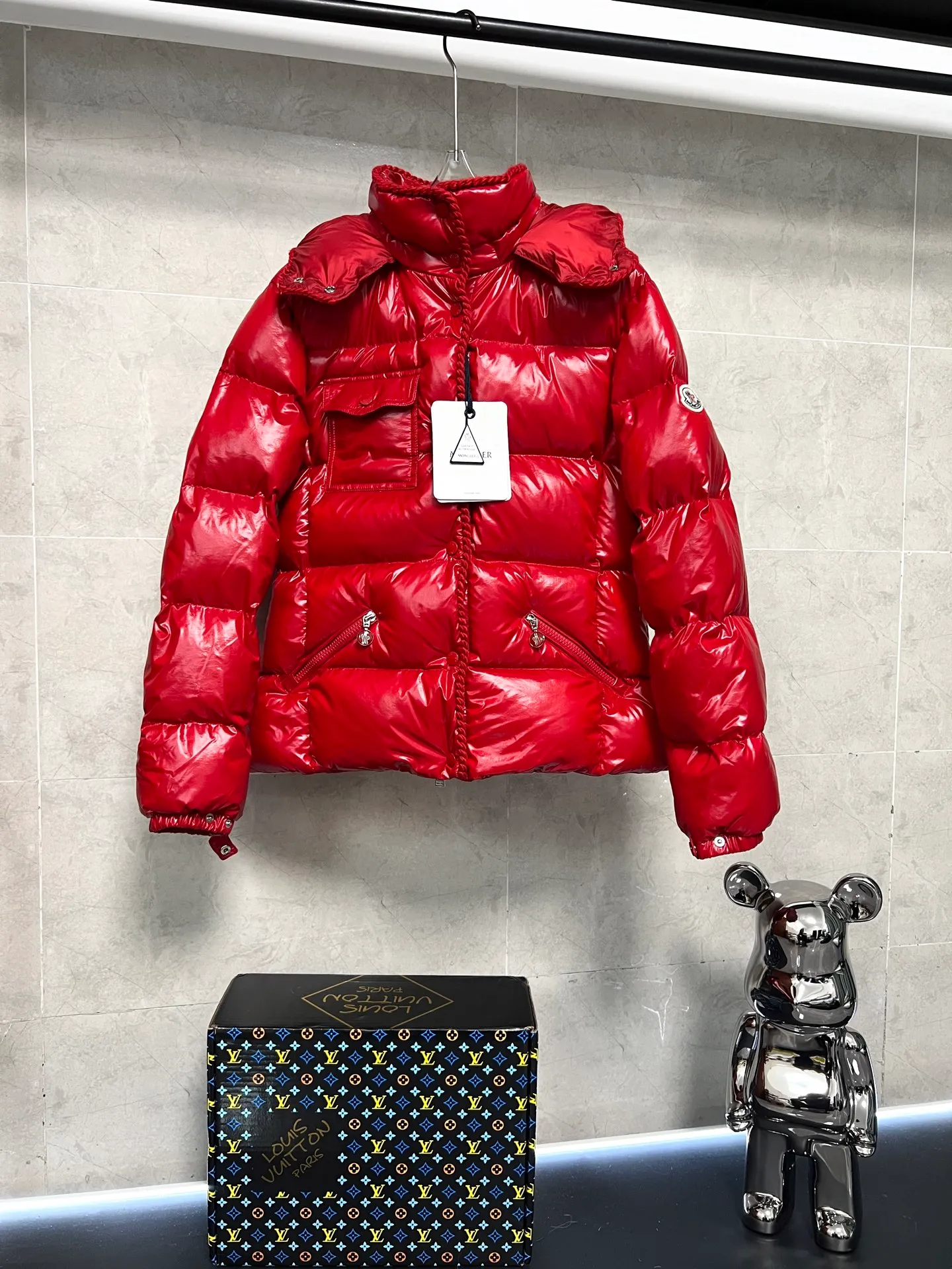 P900 Moncler Mouth GLAREINS Small Waist Hooded Floral Trimmed Small Waist Small Pocket Down Jacket The upgraded version of the small waist UP!! It is still a super slim waist style, with no-wash imitation wax leather fabric, and the brim collar and placket are matched with the same color twist braid design, which is full of elegance and suitable for various exquisite styles. A full set of hardware accessories, customized color matching snap buttons and sliders, 90 velvet filling. White Moonlight among the hottest items! Color: Black White Blue Red Size: 0123