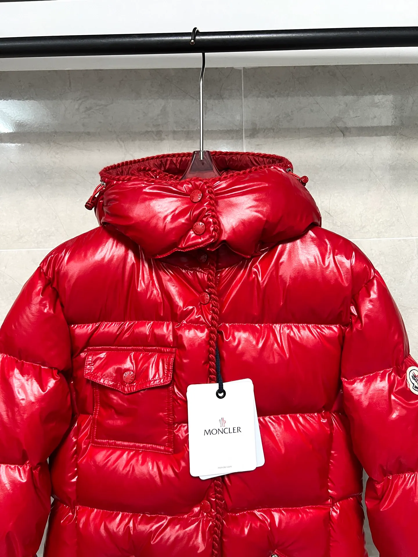 P900 Moncler Mouth GLAREINS Small Waist Hooded Floral Trimmed Small Waist Small Pocket Down Jacket The upgraded version of the small waist UP!! It is still a super slim waist style, with no-wash imitation wax leather fabric, and the brim collar and placket are matched with the same color twist braid design, which is full of elegance and suitable for various exquisite styles. A full set of hardware accessories, customized color matching snap buttons and sliders, 90 velvet filling. White Moonlight among the hottest items! Color: Black White Blue Red Size: 0123