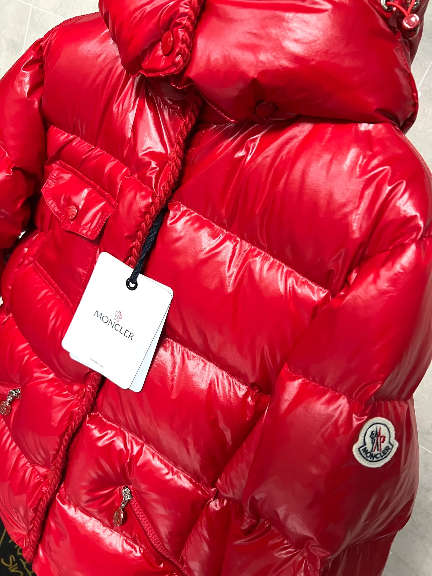 P900 Moncler Mouth GLAREINS Small Waist Hooded Floral Trimmed Small Waist Small Pocket Down Jacket The upgraded version of the small waist UP!! It is still a super slim waist style, with no-wash imitation wax leather fabric, and the brim collar and placket are matched with the same color twist braid design, which is full of elegance and suitable for various exquisite styles. A full set of hardware accessories, customized color matching snap buttons and sliders, 90 velvet filling. White Moonlight among the hottest items! Color: Black White Blue Red Size: 0123