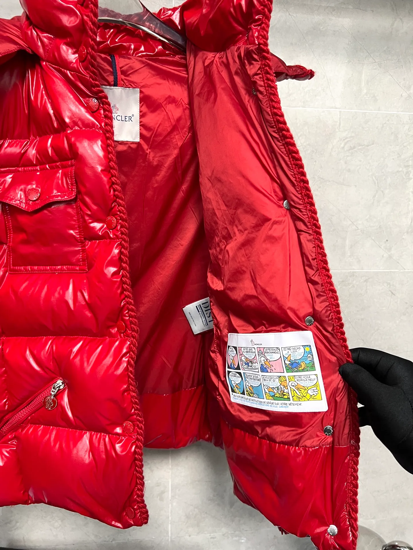 P900 Moncler Mouth GLAREINS Small Waist Hooded Floral Trimmed Small Waist Small Pocket Down Jacket The upgraded version of the small waist UP!! It is still a super slim waist style, with no-wash imitation wax leather fabric, and the brim collar and placket are matched with the same color twist braid design, which is full of elegance and suitable for various exquisite styles. A full set of hardware accessories, customized color matching snap buttons and sliders, 90 velvet filling. White Moonlight among the hottest items! Color: Black White Blue Red Size: 0123