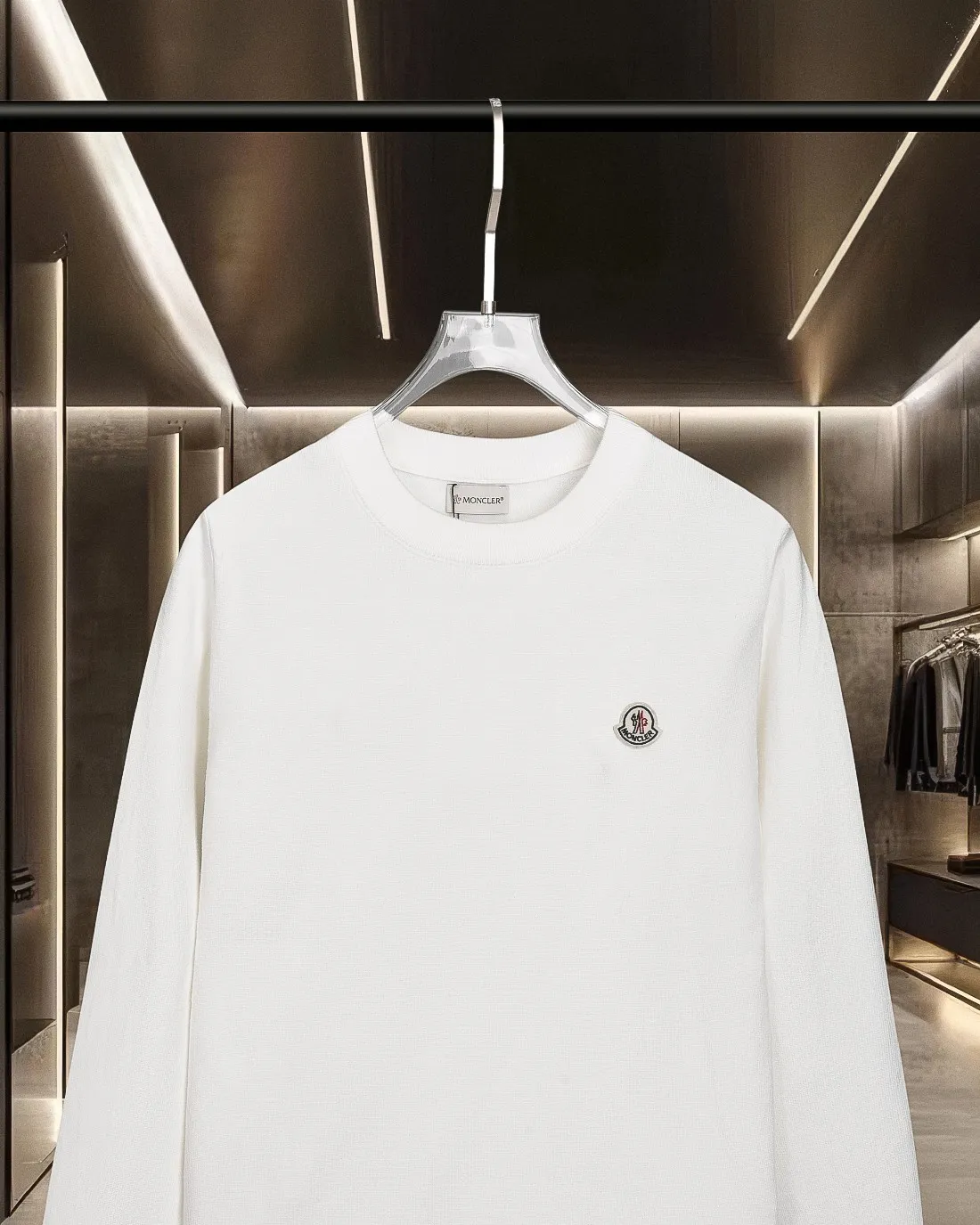 P236 (please stock available) Moncler/Mask 25Fw classic chest Logo letter badge logo casual knitted pullover sweater 2025FW official website new original fabric official same style Selected sweater customization Imported wool fabric High-end version, counter custom fabric High breathability and comfort, precision production, impeccable detail processing, ✅customized logo engraved buttons, three complete labels. Brand element design concept reflects high quality. It feels delicate and soft! Presenting a casual cut, the upper body shape is great 🐍 Color; black, white and gray Size: M-XXXL