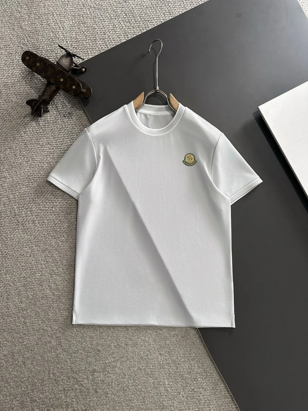 P300 high version Moncler/muzzle 25ss spring and summer new high-definition T-shirt. Made with machines imported from Italy. It is truly the most luxurious and high-quality. It is a style that you can wear with your eyes closed. Combed heavy fabrics. High-strength and heavy-weight fabrics feel full of weight when weighed. The upper body is also more textured than ordinary T-shirts and is not easy to deform. This texture can cope with the weather. It absorbs sweat and is breathable, suitable for both hot and cold! Perfectly produced with reference to the original stitch and stitch! The loose fit design is super noble. Custom-woven signature ribbed collar, cuffs, and hem. Really rare and rare goods Size: M-XXXL
