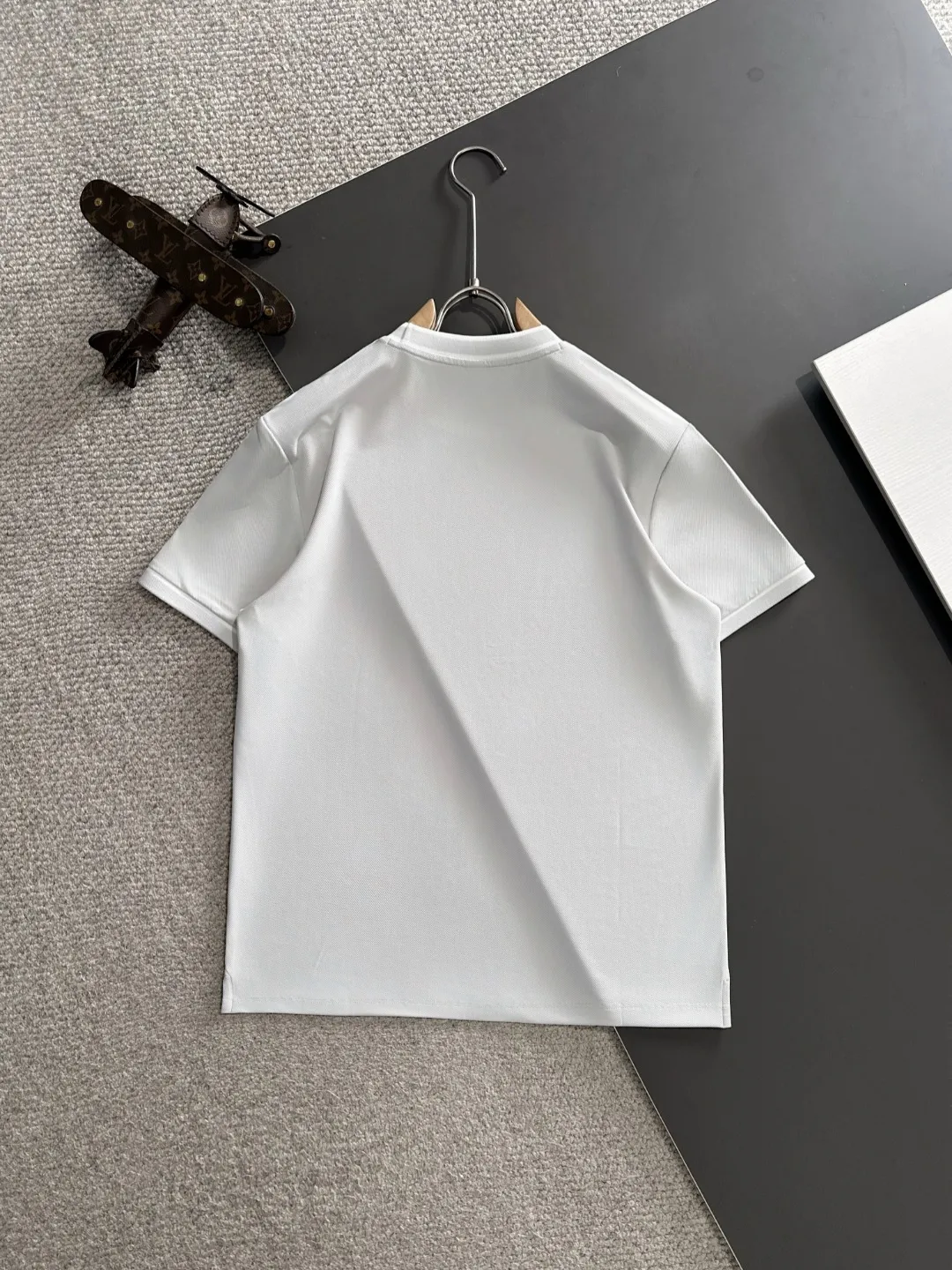 P300 high version Moncler/muzzle 25ss spring and summer new high-definition T-shirt. Made with machines imported from Italy. It is truly the most luxurious and high-quality. It is a style that you can wear with your eyes closed. Combed heavy fabrics. High-strength and heavy-weight fabrics feel full of weight when weighed. The upper body is also more textured than ordinary T-shirts and is not easy to deform. This texture can cope with the weather. It absorbs sweat and is breathable, suitable for both hot and cold! Perfectly produced with reference to the original stitch and stitch! The loose fit design is super noble. Custom-woven signature ribbed collar, cuffs, and hem. Really rare and rare goods Size: M-XXXL