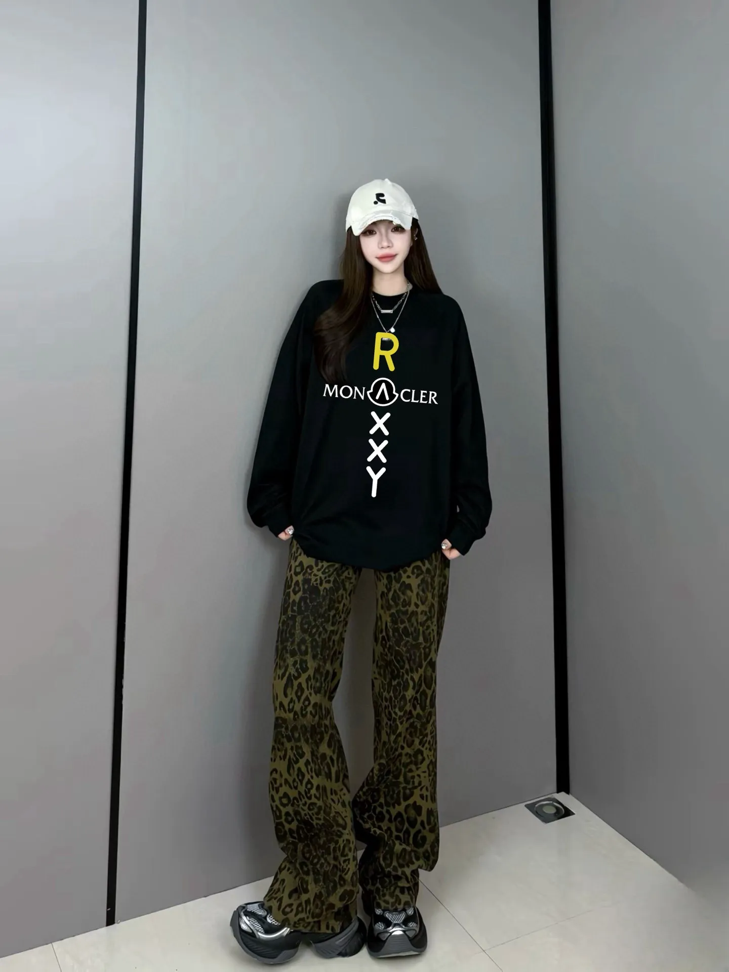 P170 Moncler 2025 new model, light luxury, cross printed letter logo, same style for men and women, long-sleeved T-shirt ·Customized 300g 100% double yarn pure cotton fabric ·Dyeing 32 count double-strand thread ·Collar label, hangtag, main mark and three labels complete Color: Black Size: XS S M L