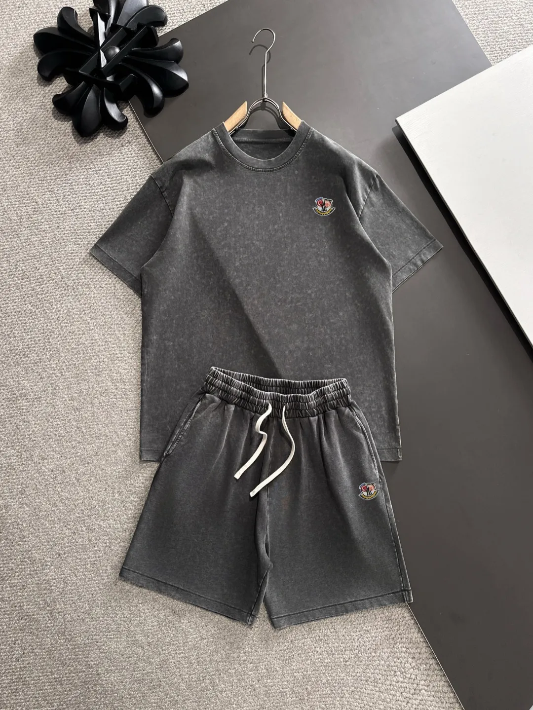 Next day shipping P460 MONCLER/Mongolian high quality 2025 spring and summer new casual heavy industry suit exclusively developed by yb! High quality production! Imported custom-made fabrics for foreign orders, with high breathability and comfort, impeccable details, brand element design concept, delicate and soft feel! It presents a casual cut and the upper body shape is great! On sale simultaneously on the official website! From a high-end men's positioning brand, the low-key luxury taste is irresistible! Exquisite workmanship and impeccable quality! The overall style is simple, fashionable and timeless, fully meeting the requirements of stylish and tasteful dressing! Size: S-XXL