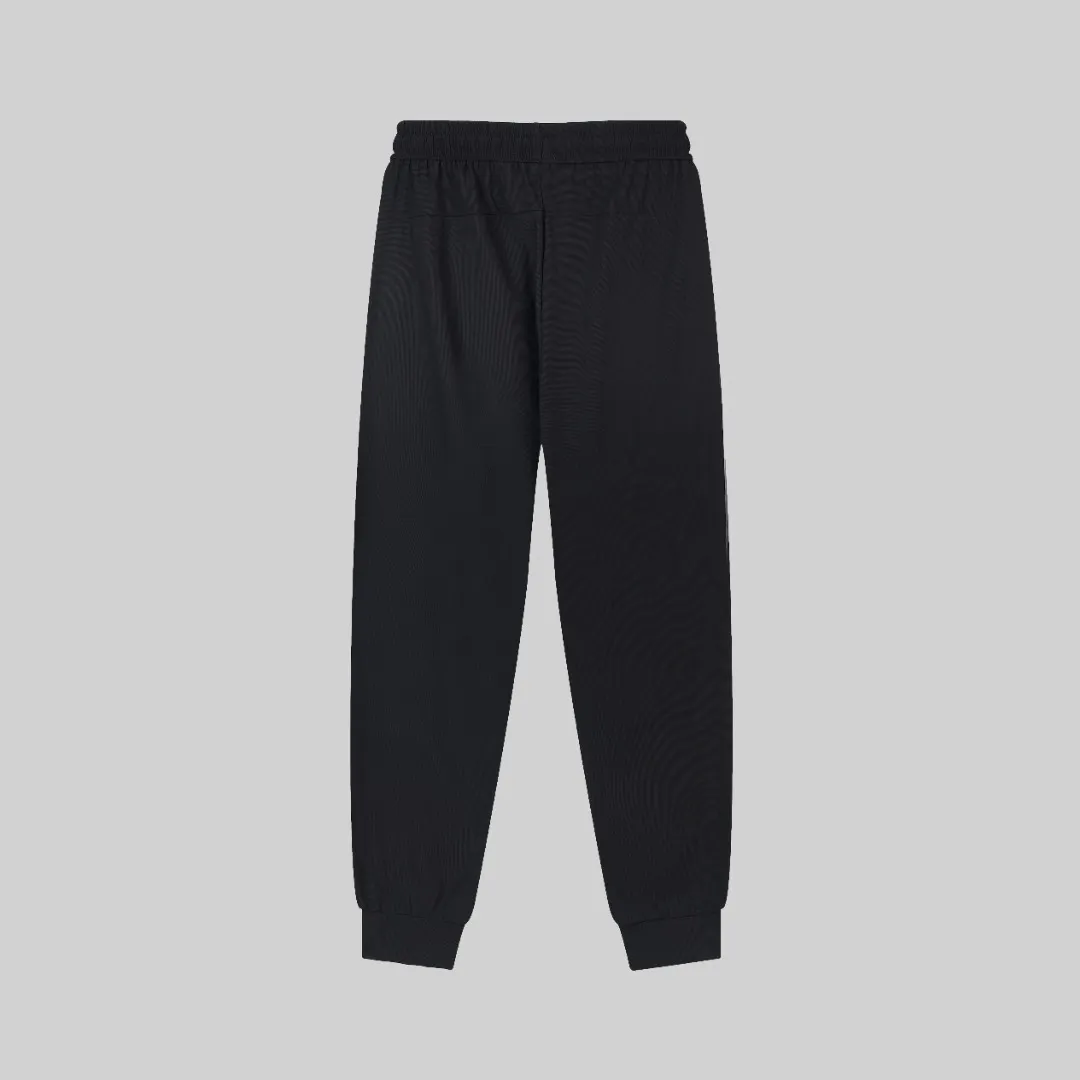 P230 Moncler spring and summer new model, two-color high-quality thin sports and leisure ice silk pants. Smooth, comfortable, anti-wrinkle and traceless pants. 🗯Soft texture, slightly elastic to the touch, cool ice silk pants. Waist elastic band, fashionable version design. 🗯 Neat and neat wiring, suitable for both sports and leisure! It can be easily controlled by all body types. Two classic colors are available. 🗯New summer product. Versatile and easy to match. The upper body is very simple, handsome and stylish. It can be easily controlled by men and women. Color: Black Gray Size: S-XL