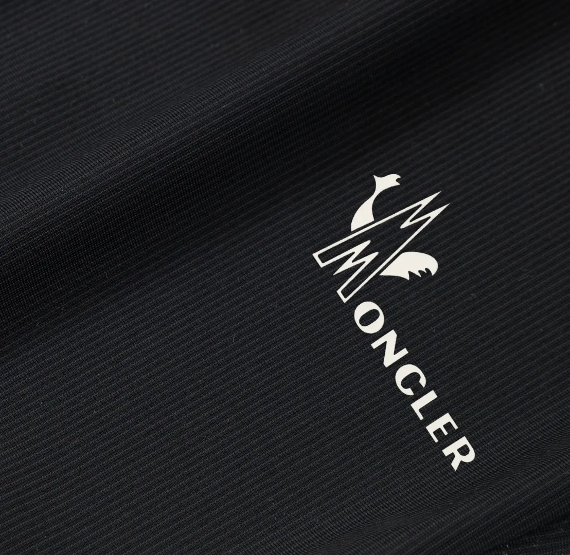 P230 Moncler spring and summer new model, two-color high-quality thin sports and leisure ice silk pants. Smooth, comfortable, anti-wrinkle and traceless pants. 🗯Soft texture, slightly elastic to the touch, cool ice silk pants. Waist elastic band, fashionable version design. 🗯 Neat and neat wiring, suitable for both sports and leisure! It can be easily controlled by all body types. Two classic colors are available. 🗯New summer product. Versatile and easy to match. The upper body is very simple, handsome and stylish. It can be easily controlled by men and women. Color: Black Gray Size: S-XL