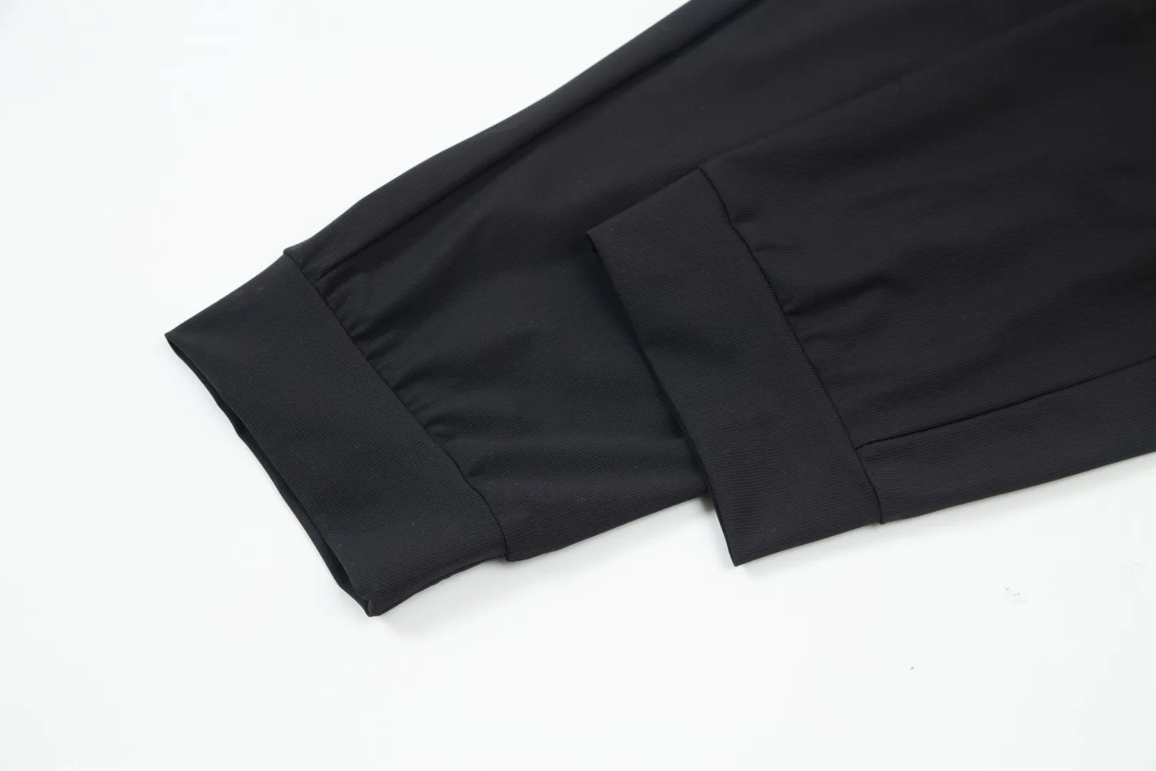 P230 Moncler spring and summer new model, two-color high-quality thin sports and leisure ice silk pants. Smooth, comfortable, anti-wrinkle and traceless pants. 🗯Soft texture, slightly elastic to the touch, cool ice silk pants. Waist elastic band, fashionable version design. 🗯 Neat and neat wiring, suitable for both sports and leisure! It can be easily controlled by all body types. Two classic colors are available. 🗯New summer product. Versatile and easy to match. The upper body is very simple, handsome and stylish. It can be easily controlled by men and women. Color: Black Gray Size: S-XL