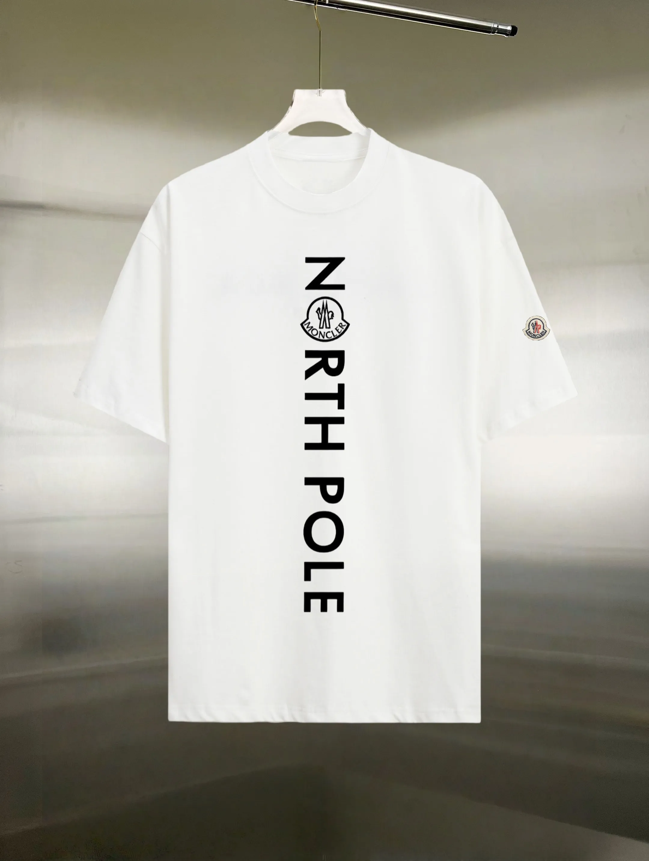 P130 Style: Moncler/muzzled short-sleeved T-shirt Fabric: 300g double yarn 100% cotton Rib: 320g Solona Process: Printing Color: White Black Size: S M L XL XXL No gender distinction, same style for men and women