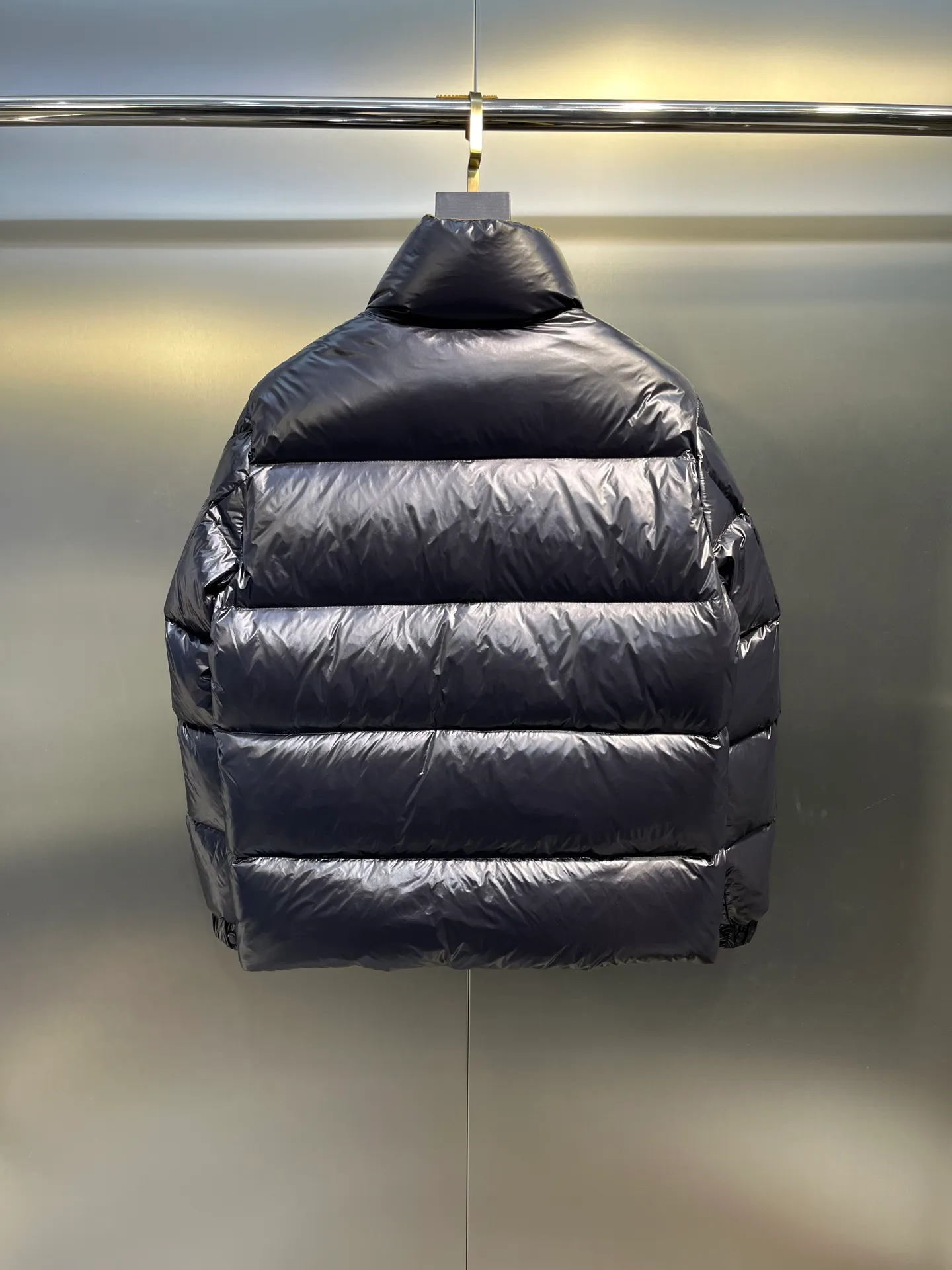 P900 Moncler🌟Moncler's new Tripiti men's short down jacket. The Tripiti down jacket is made of functional shiny nylon fabric, which is comfortable and warm without being heavy. Chenille logo patch highlights the essence of the brand. Style number: Dabiao 1952 Size: 12345 Color: black white