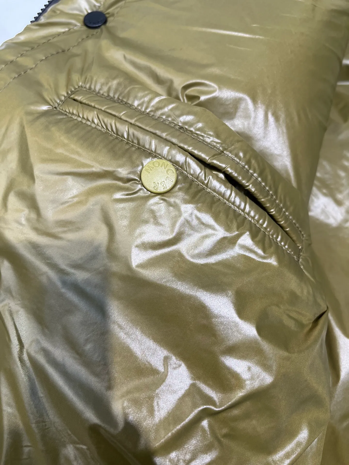 P900 Moncler🌟Moncler's new Tripiti men's short down jacket. The Tripiti down jacket is made of functional shiny nylon fabric, which is comfortable and warm without being heavy. Chenille logo patch highlights the essence of the brand. Style number: Dabiao 1952 Size: 12345 Color: black white