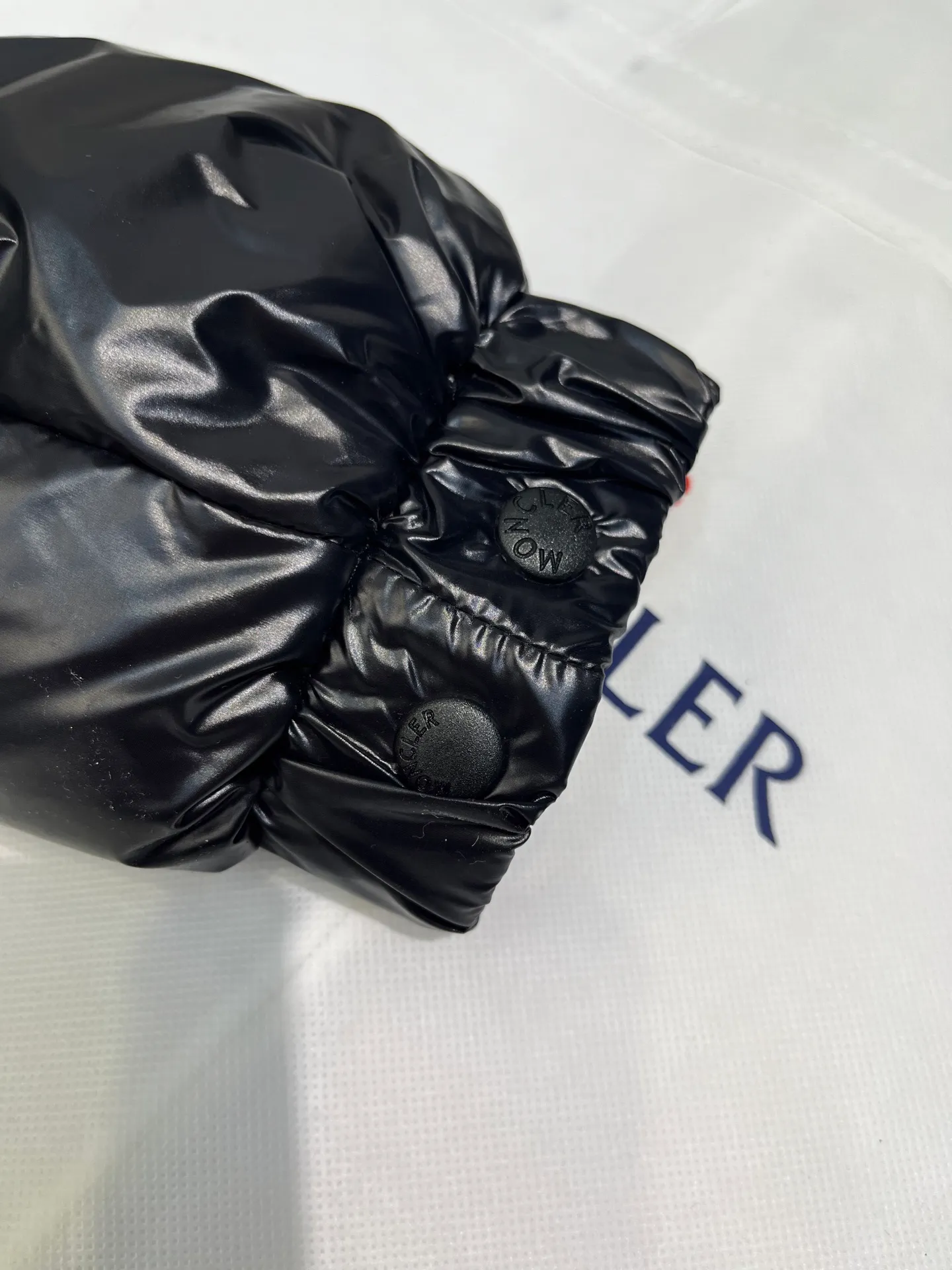 P900 Moncler🌟Moncler's new Tripiti men's short down jacket. The Tripiti down jacket is made of functional shiny nylon fabric, which is comfortable and warm without being heavy. Chenille logo patch highlights the essence of the brand. Style number: Dabiao 1952 Size: 12345 Color: black white