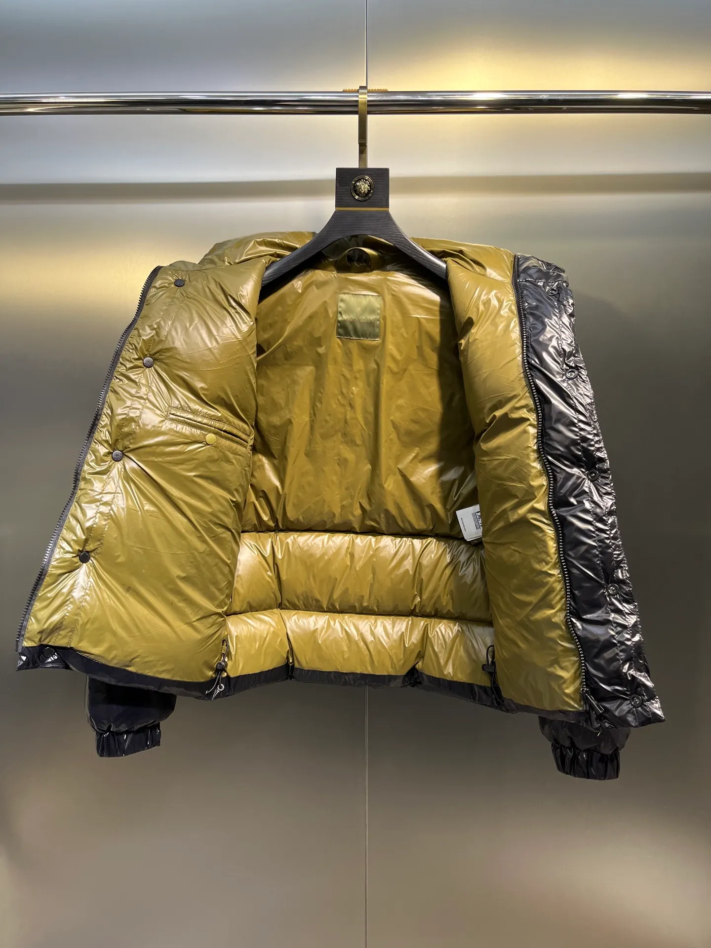 P900 Moncler🌟Moncler's new Tripiti men's short down jacket. The Tripiti down jacket is made of functional shiny nylon fabric, which is comfortable and warm without being heavy. Chenille logo patch highlights the essence of the brand. Style number: Dabiao 1952 Size: 12345 Color: black white